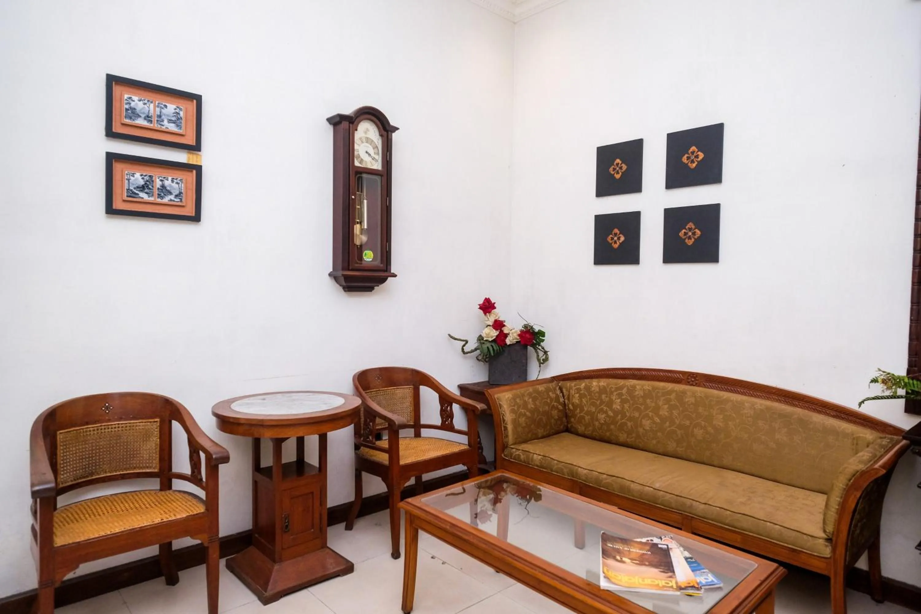 Seating area in Urbanview Omah Eka Santi by RedDoorz