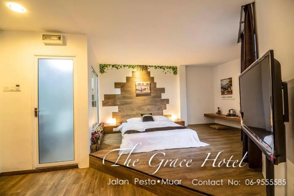 Photo of the whole room, Bed in The Grace Hotel