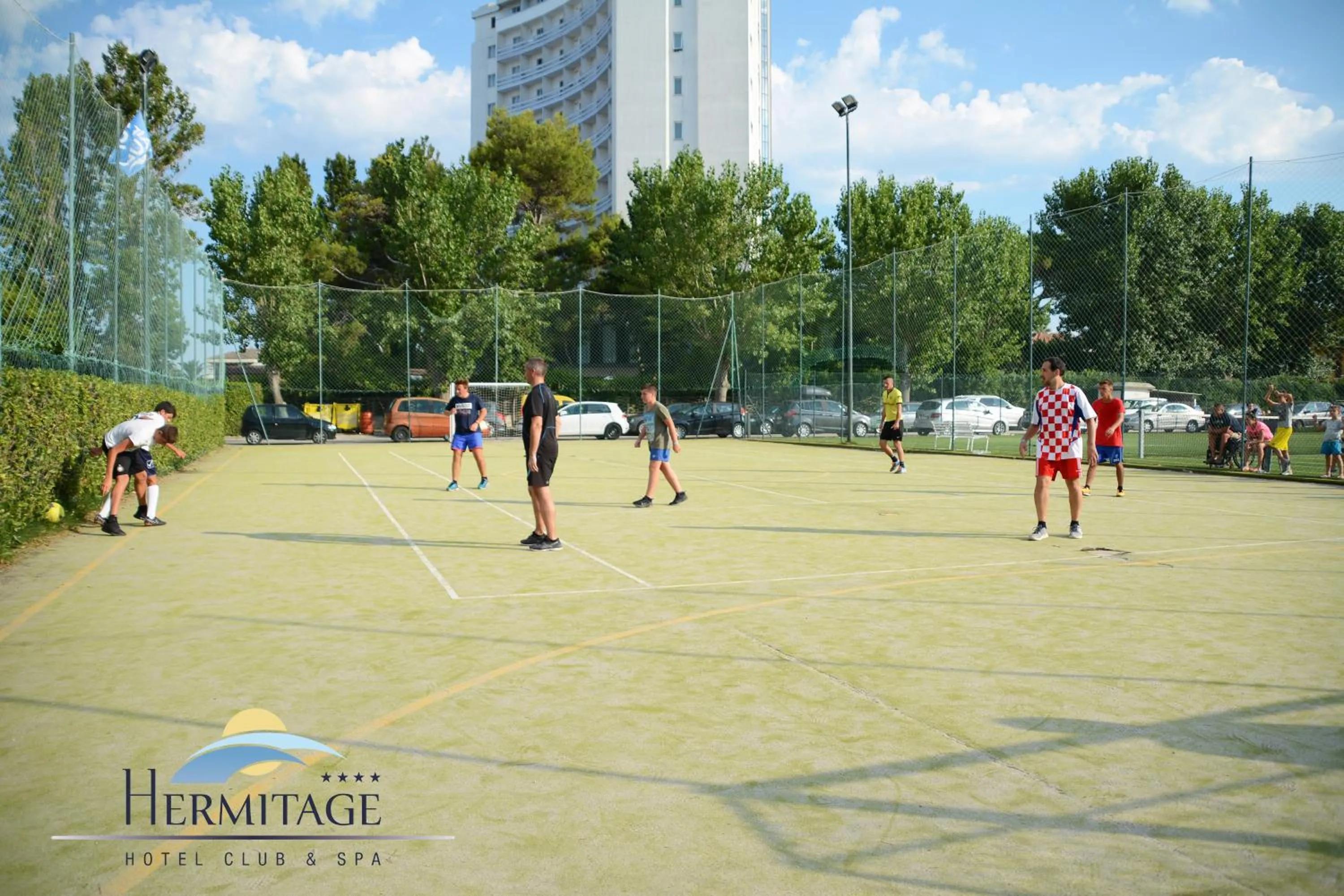 Tennis court in Hermitage Hotel