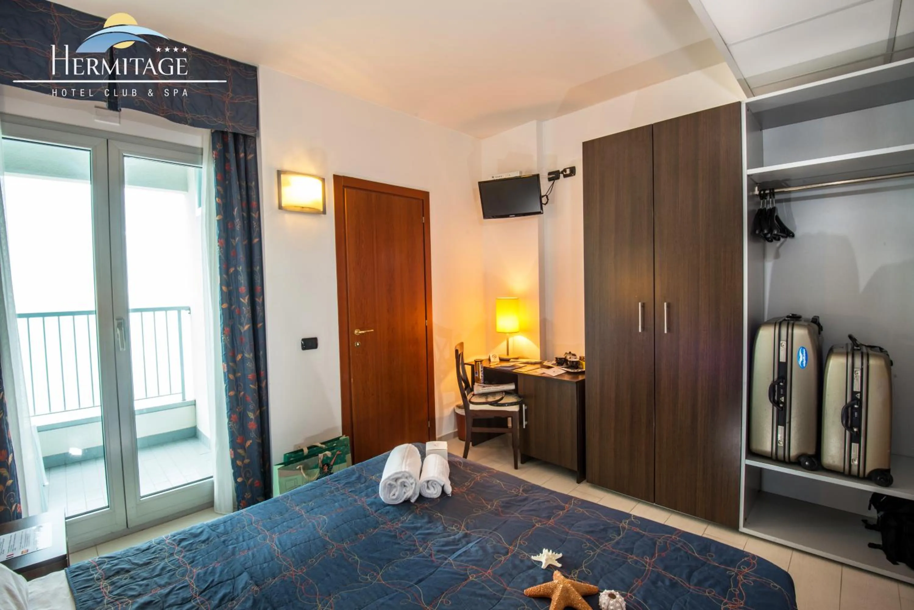 Photo of the whole room, Bed in Hermitage Hotel