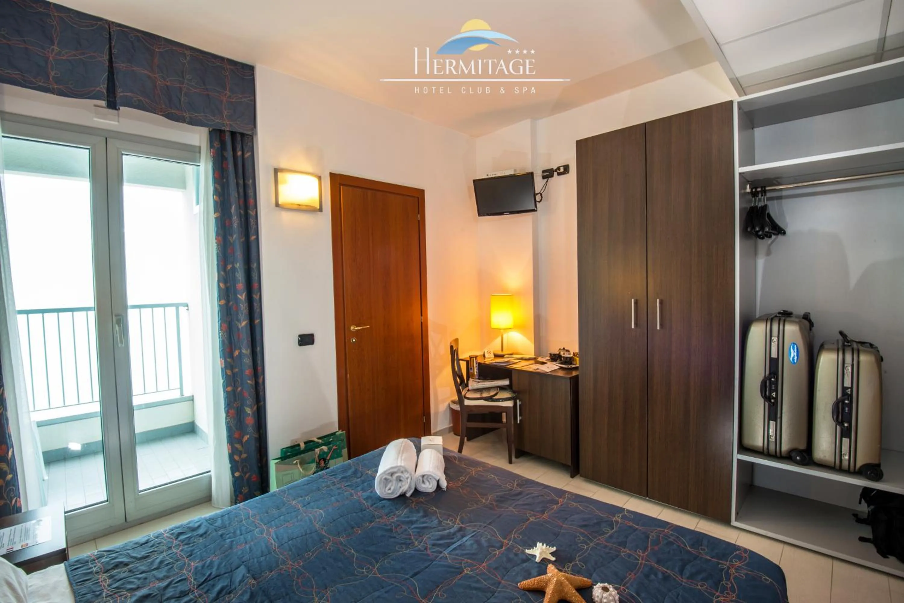 Photo of the whole room, Bed in Hermitage Hotel