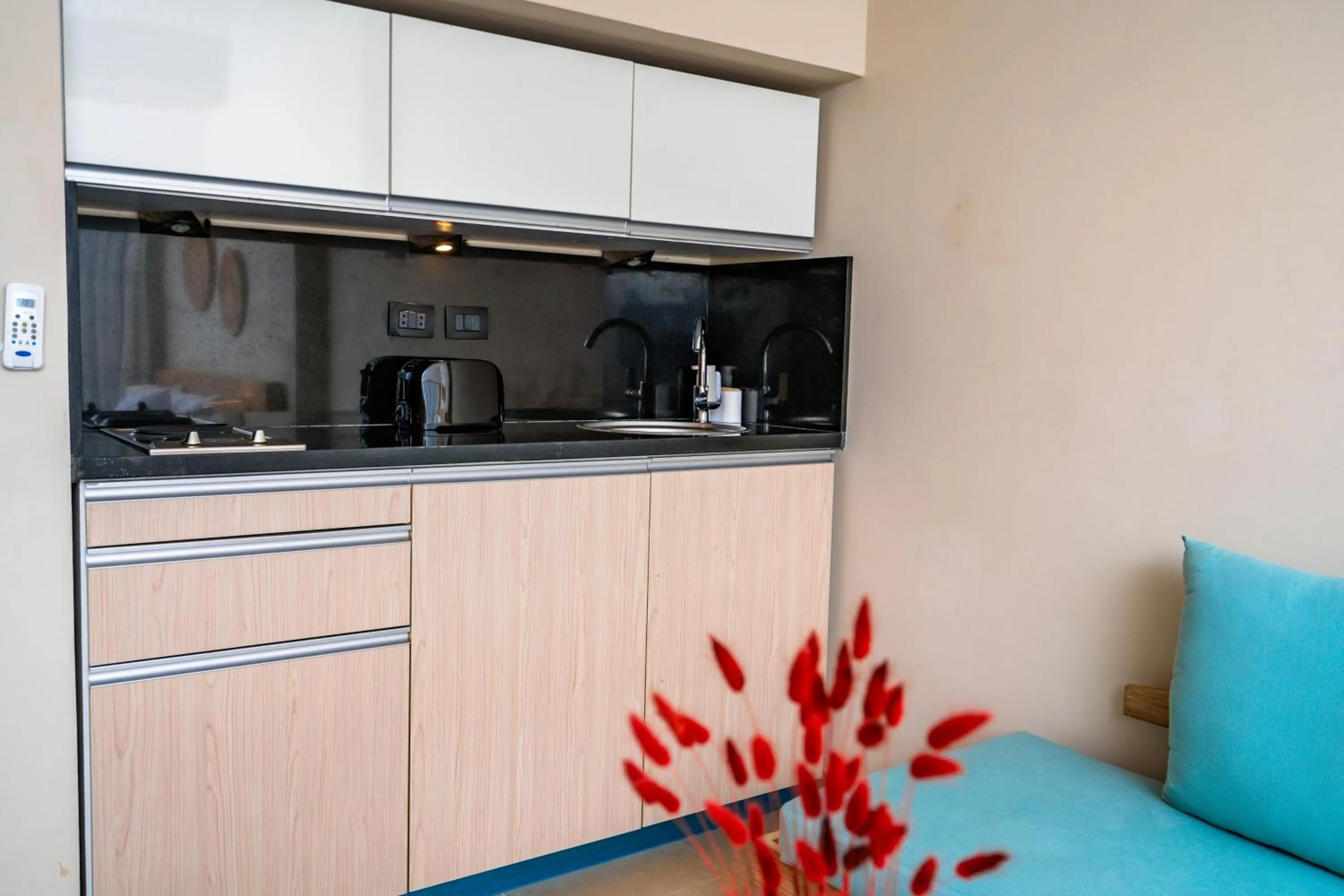 Coffee/tea facilities in Redcon Suites