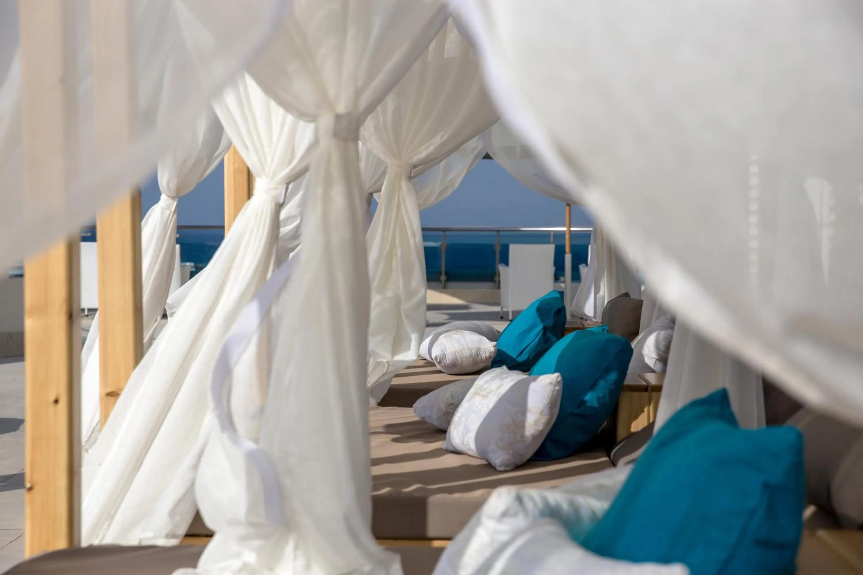 Seating area, Bed in Redcon Suites