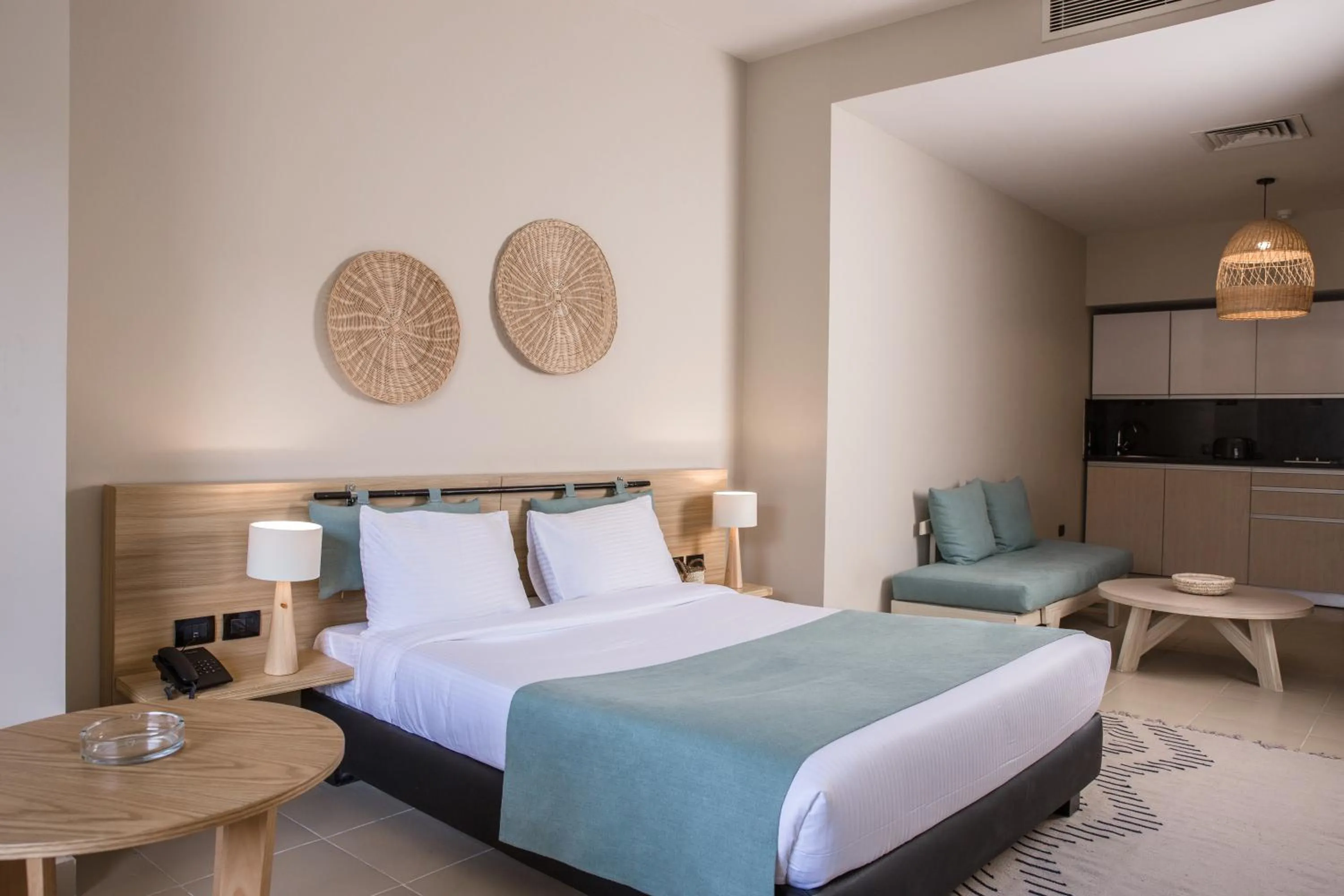 Photo of the whole room, Bed in Redcon Suites