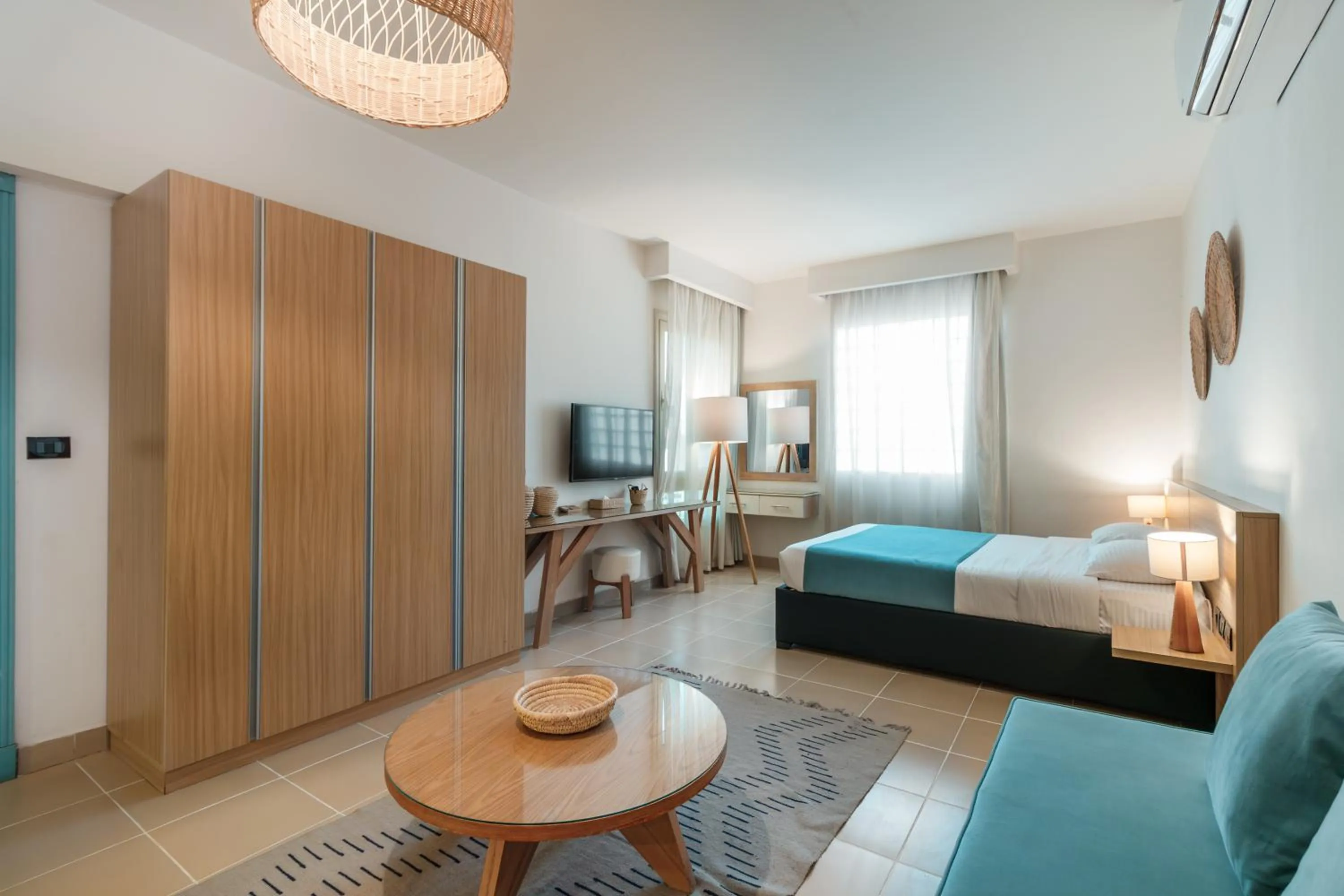 wardrobe, Bed in Redcon Suites