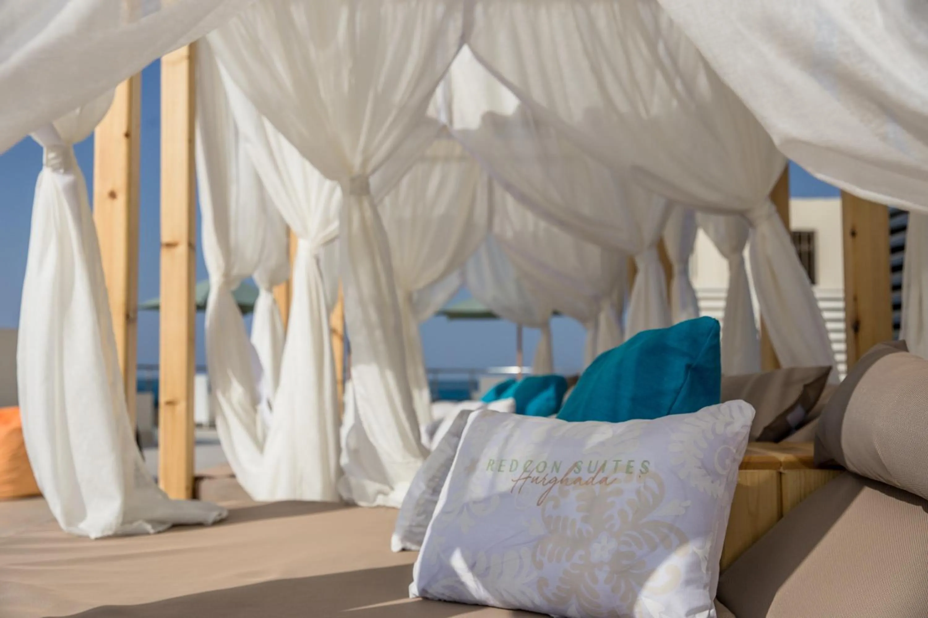 Seating area, Bed in Redcon Suites