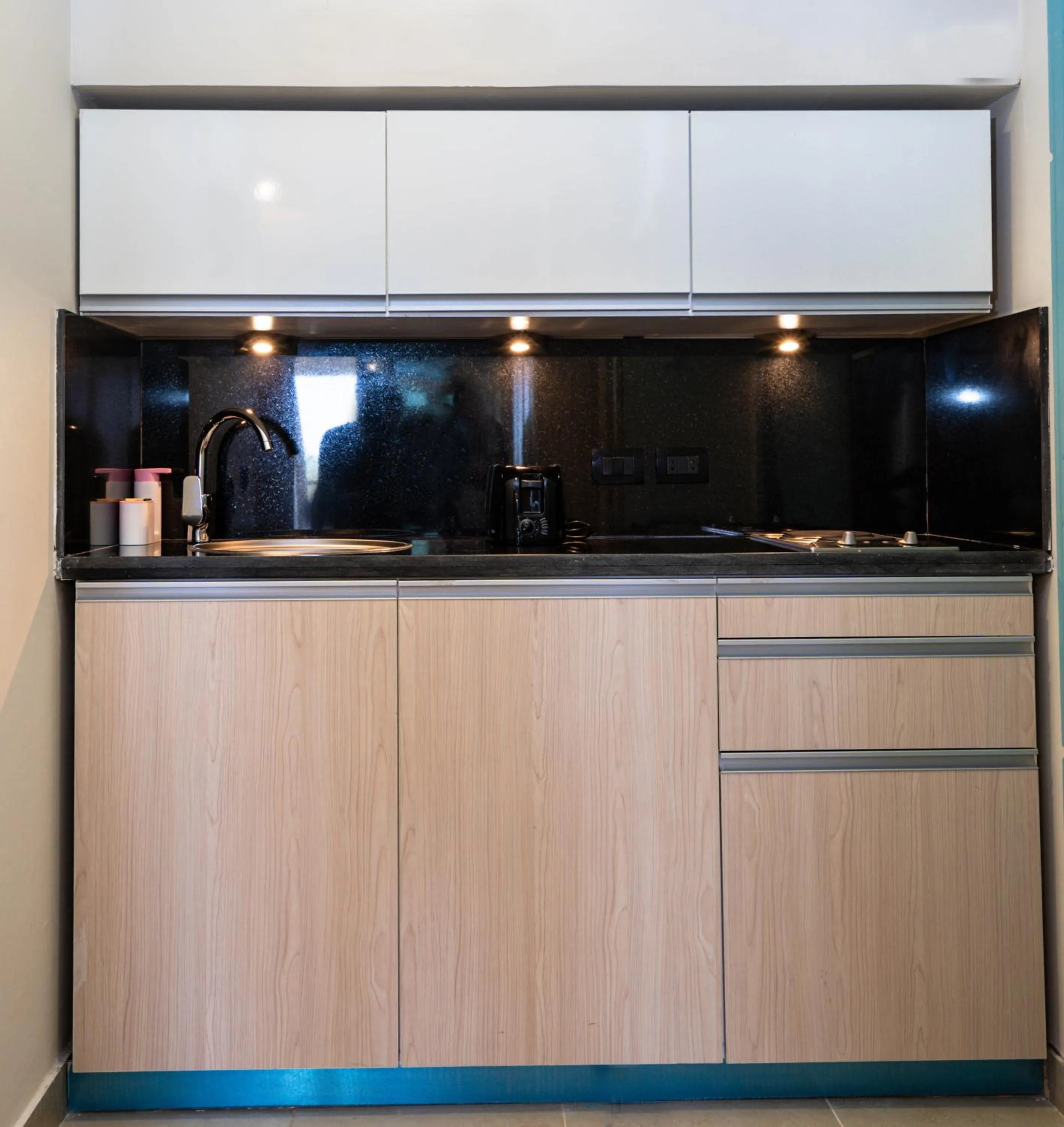 Kitchen or kitchenette in Redcon Suites