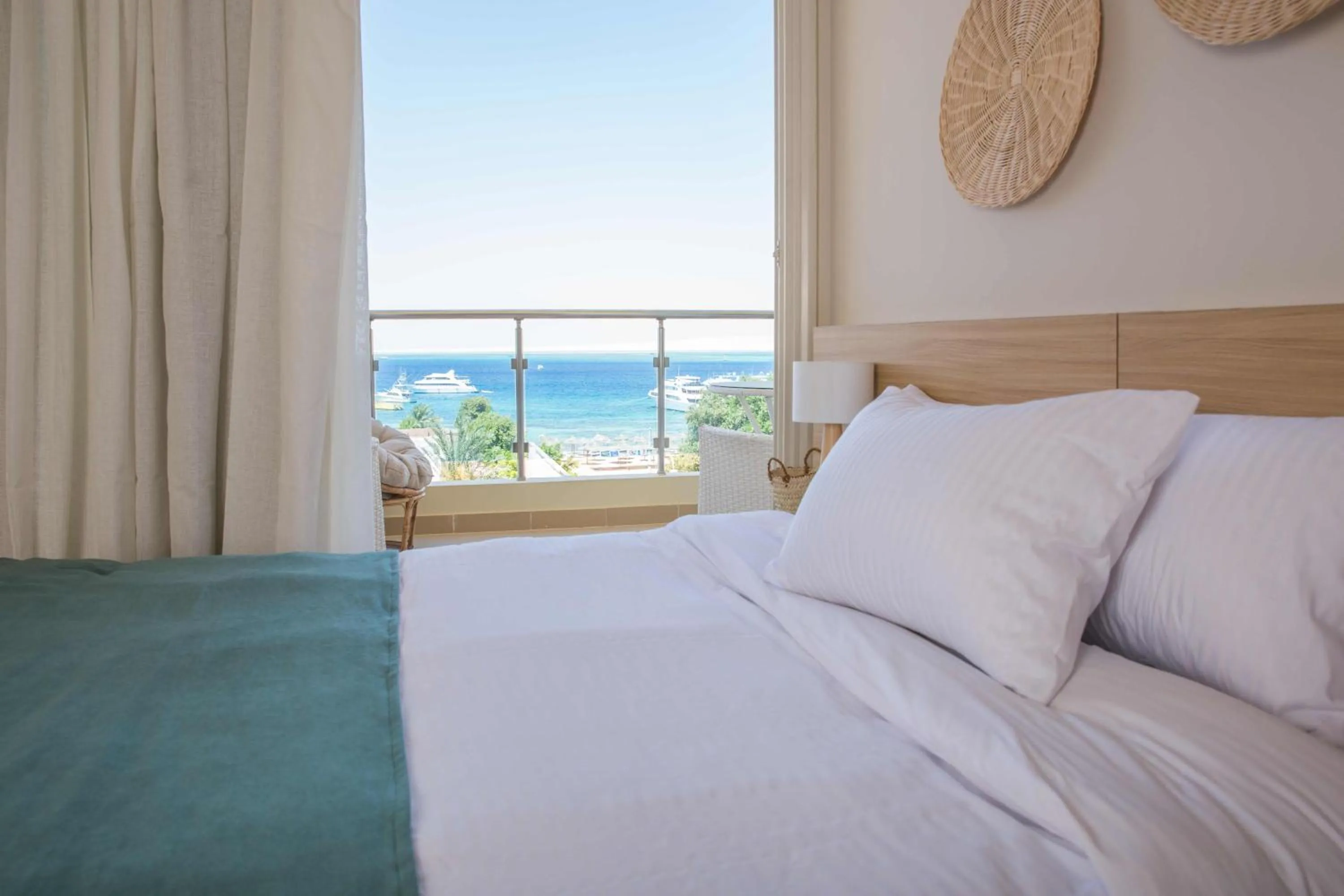 TV and multimedia, Bed in Redcon Suites