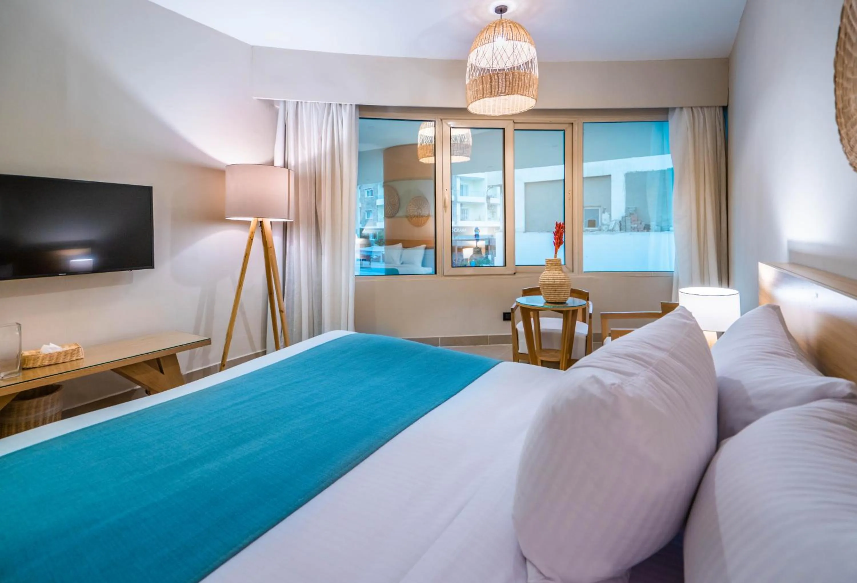 Photo of the whole room, Bed in Redcon Suites