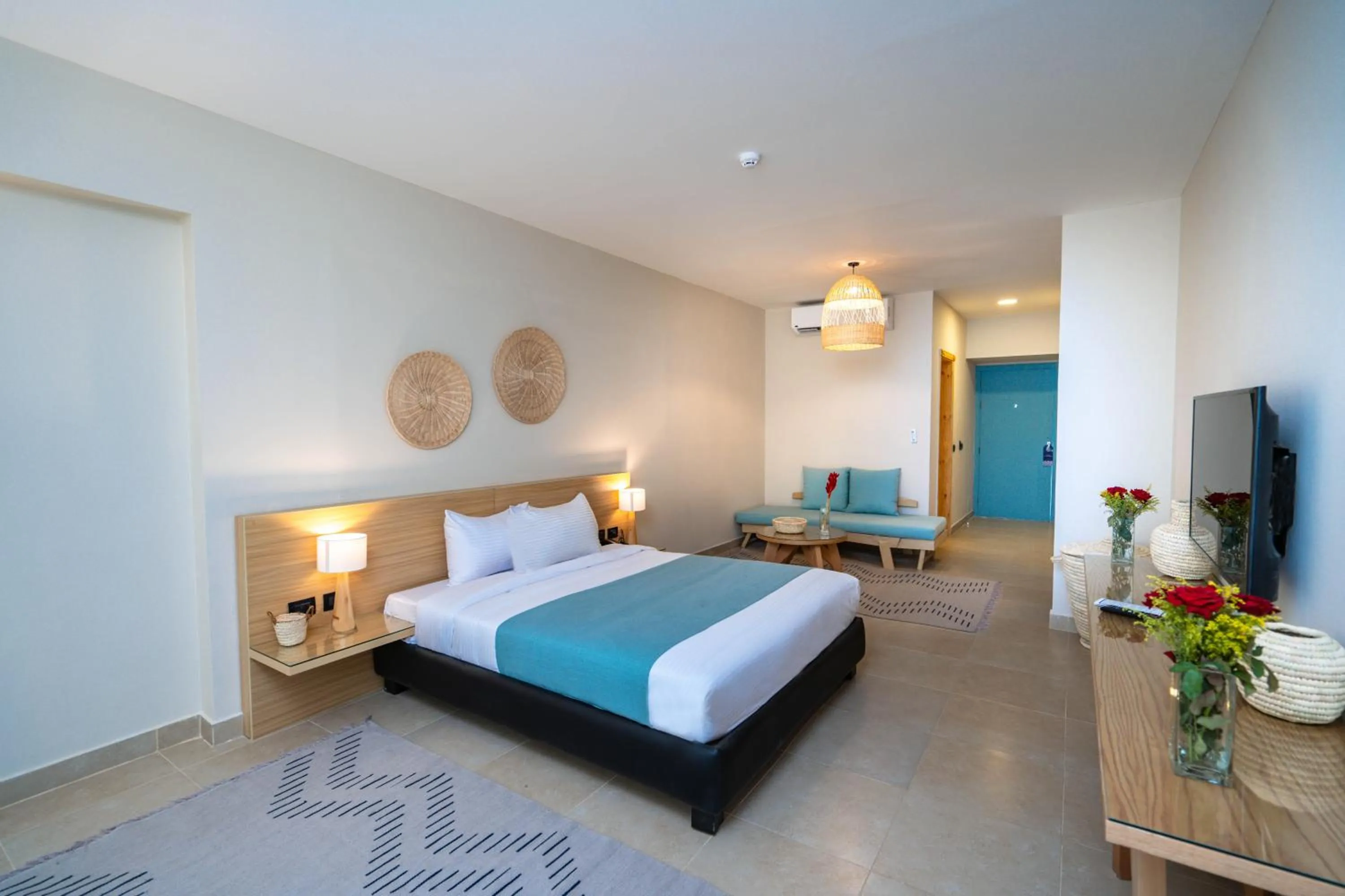 Photo of the whole room, Bed in Redcon Suites