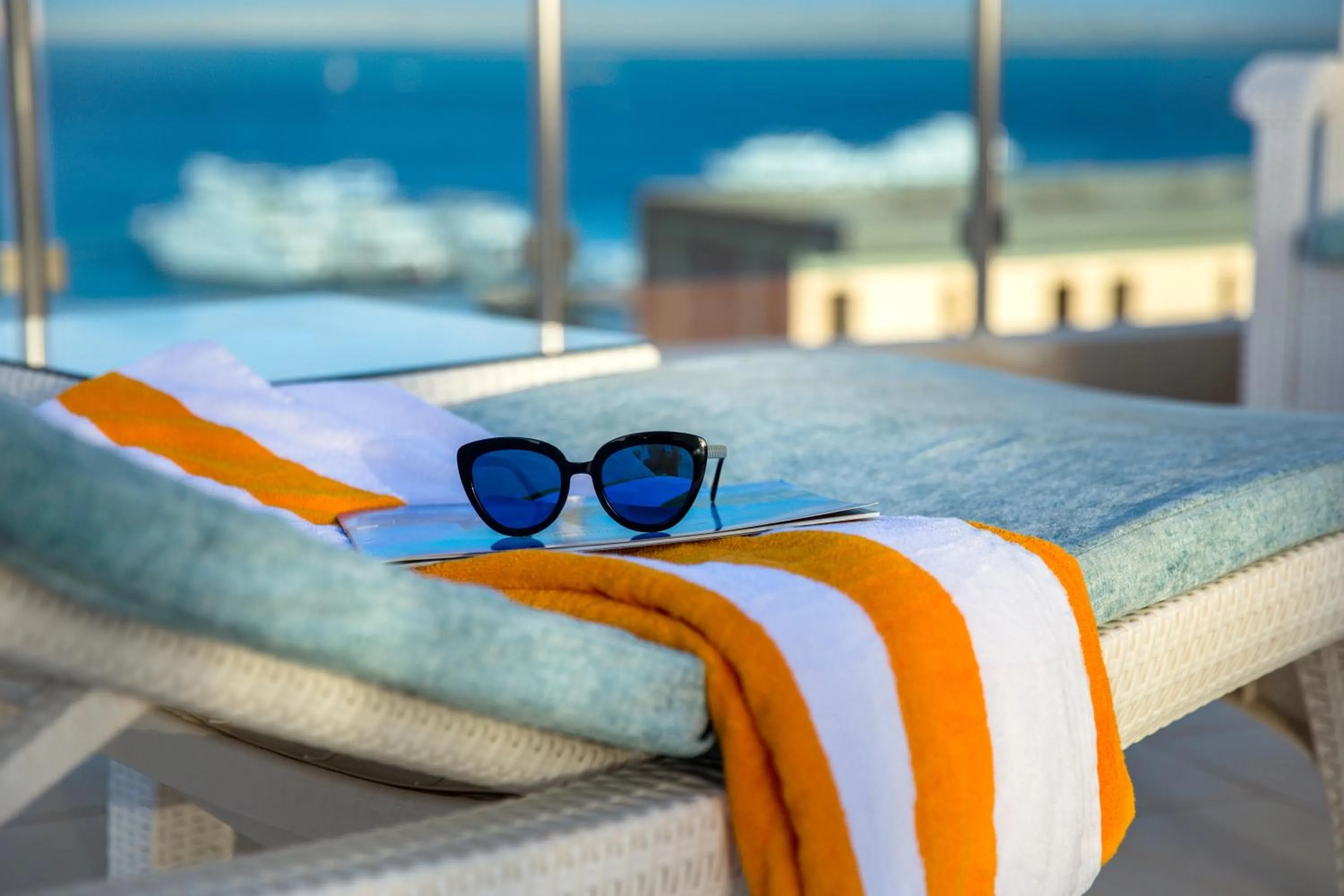 Seating area, Bed in Redcon Suites