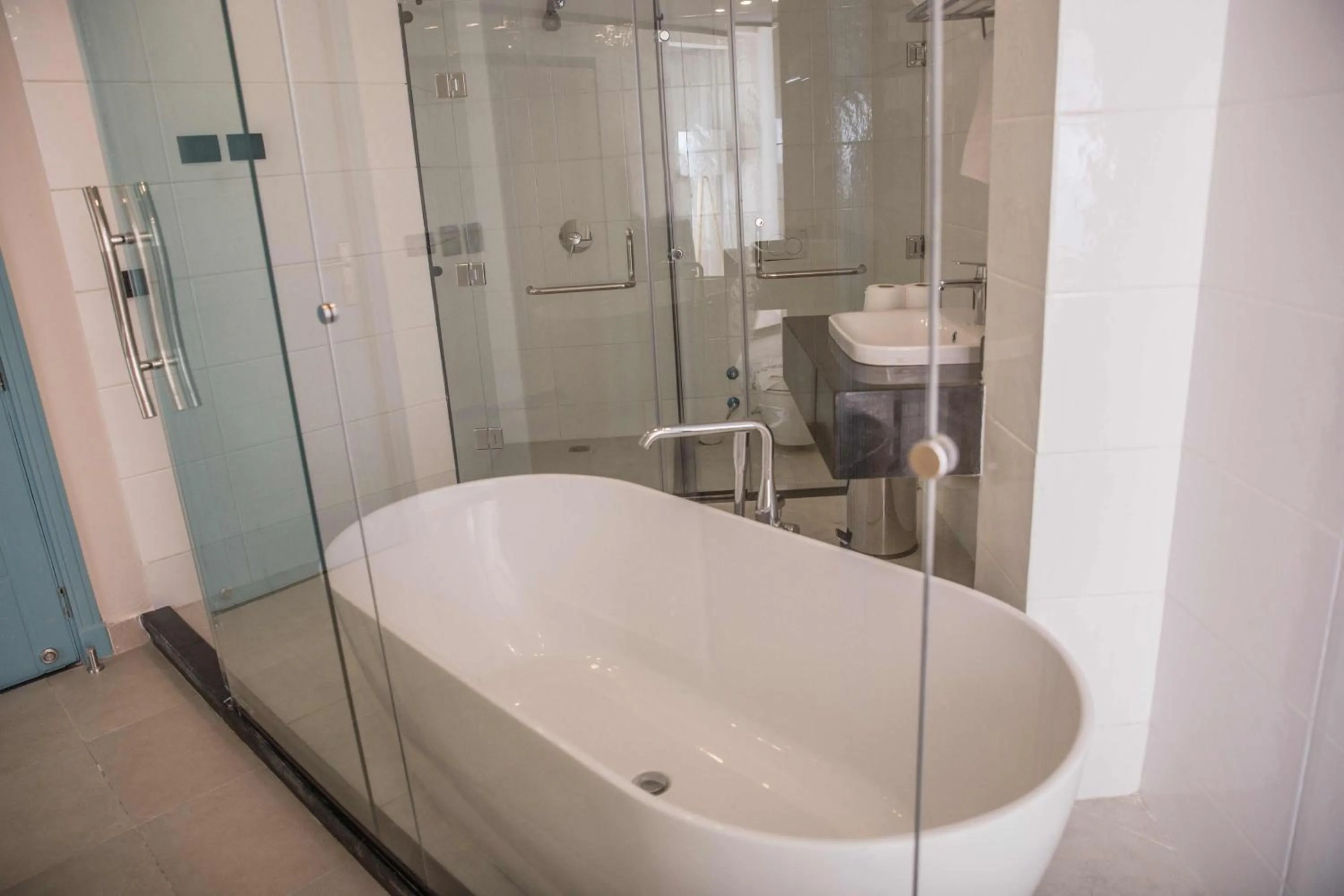 Bathroom in Redcon Suites