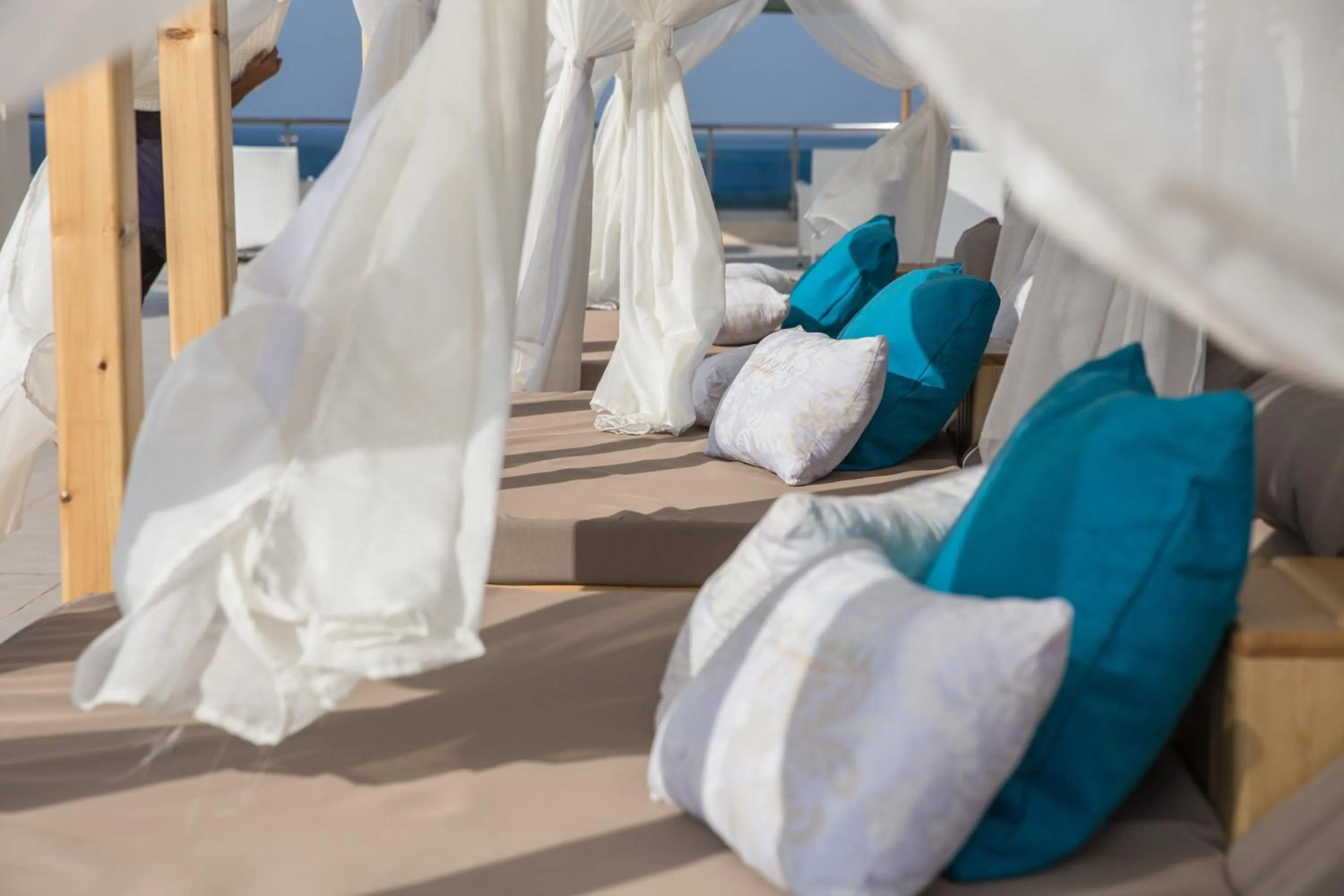 Seating area, Bed in Redcon Suites