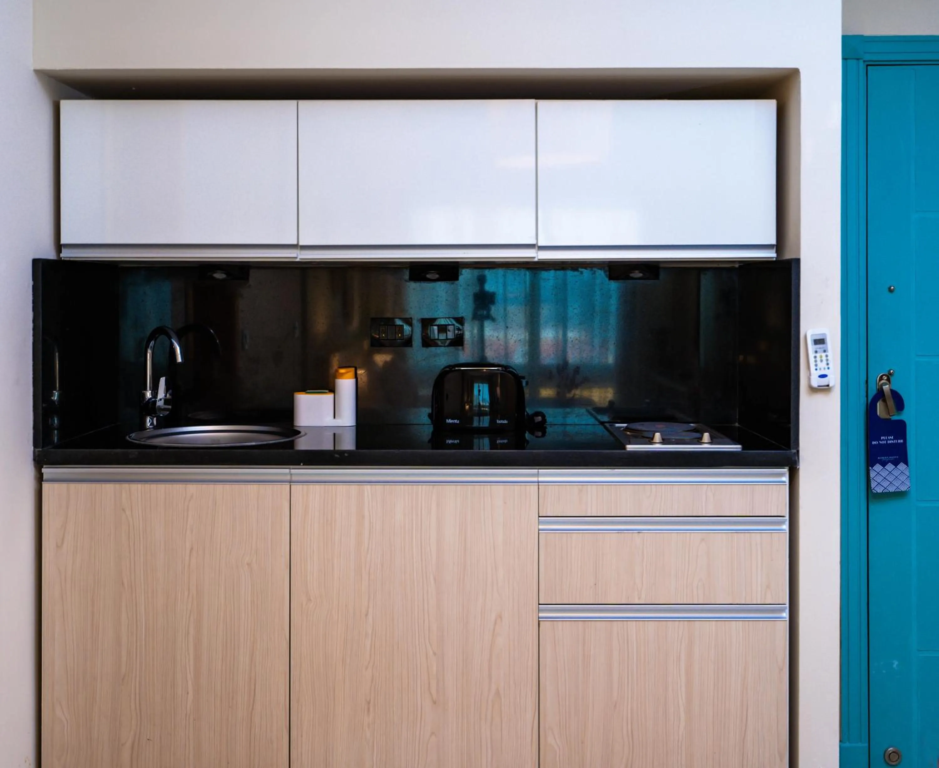 Coffee/tea facilities in Redcon Suites