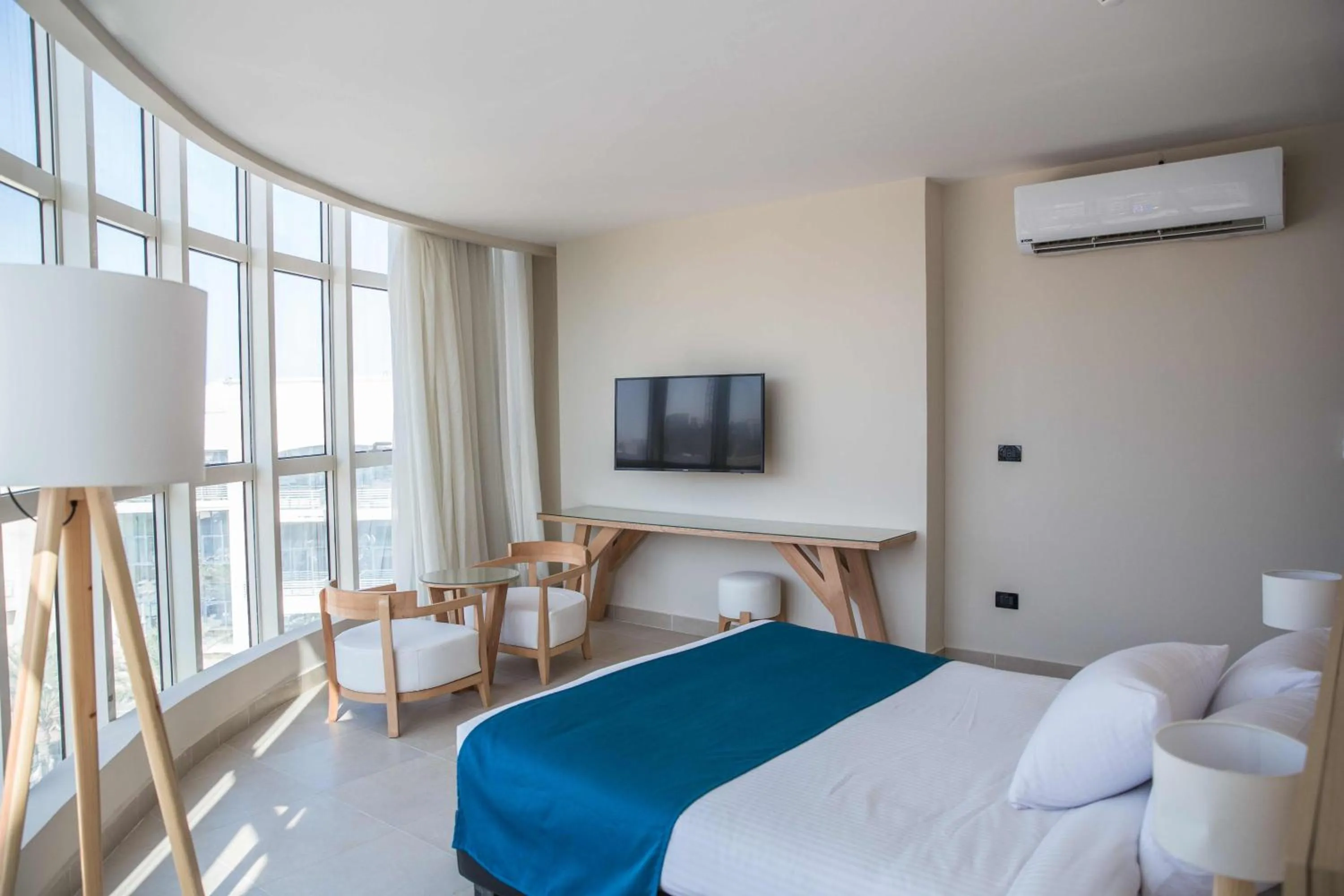 Photo of the whole room, Bed in Redcon Suites