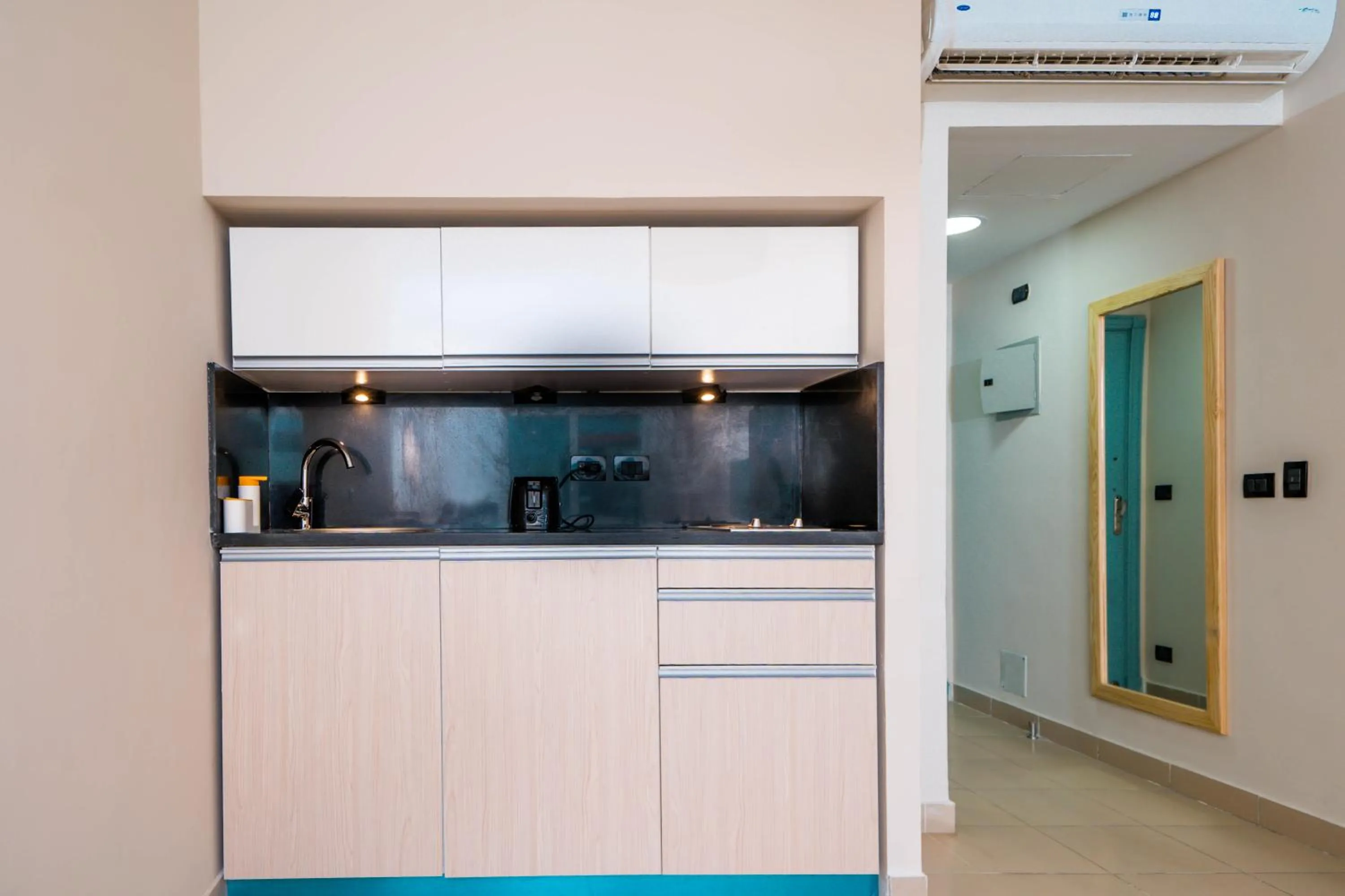 Coffee/tea facilities in Redcon Suites