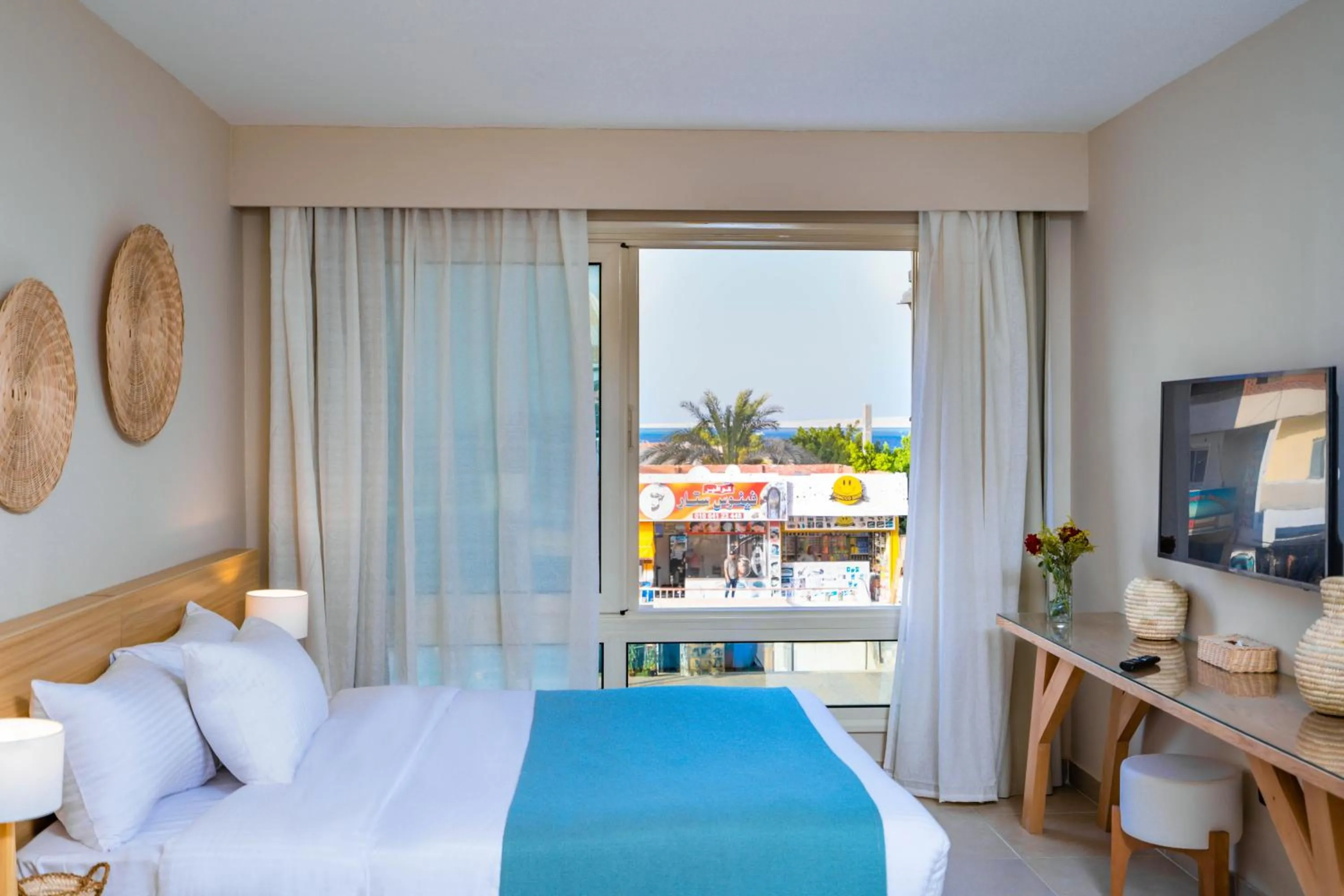 Balcony/Terrace, Bed in Redcon Suites