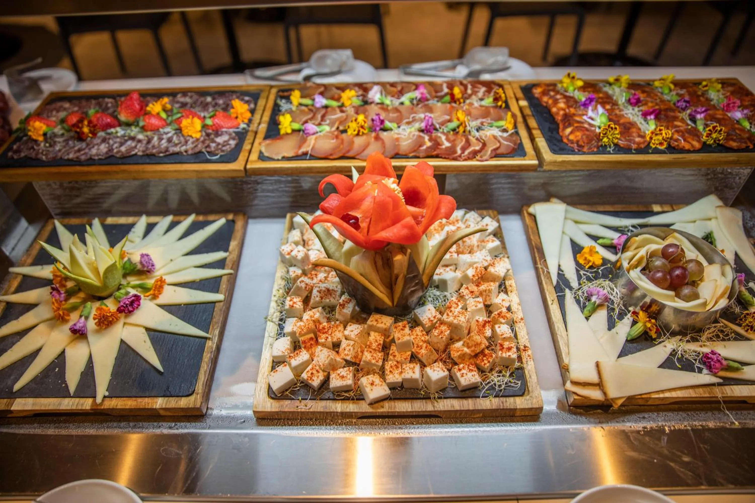 Restaurant/places to eat in Oasis Lanz Beach Mate