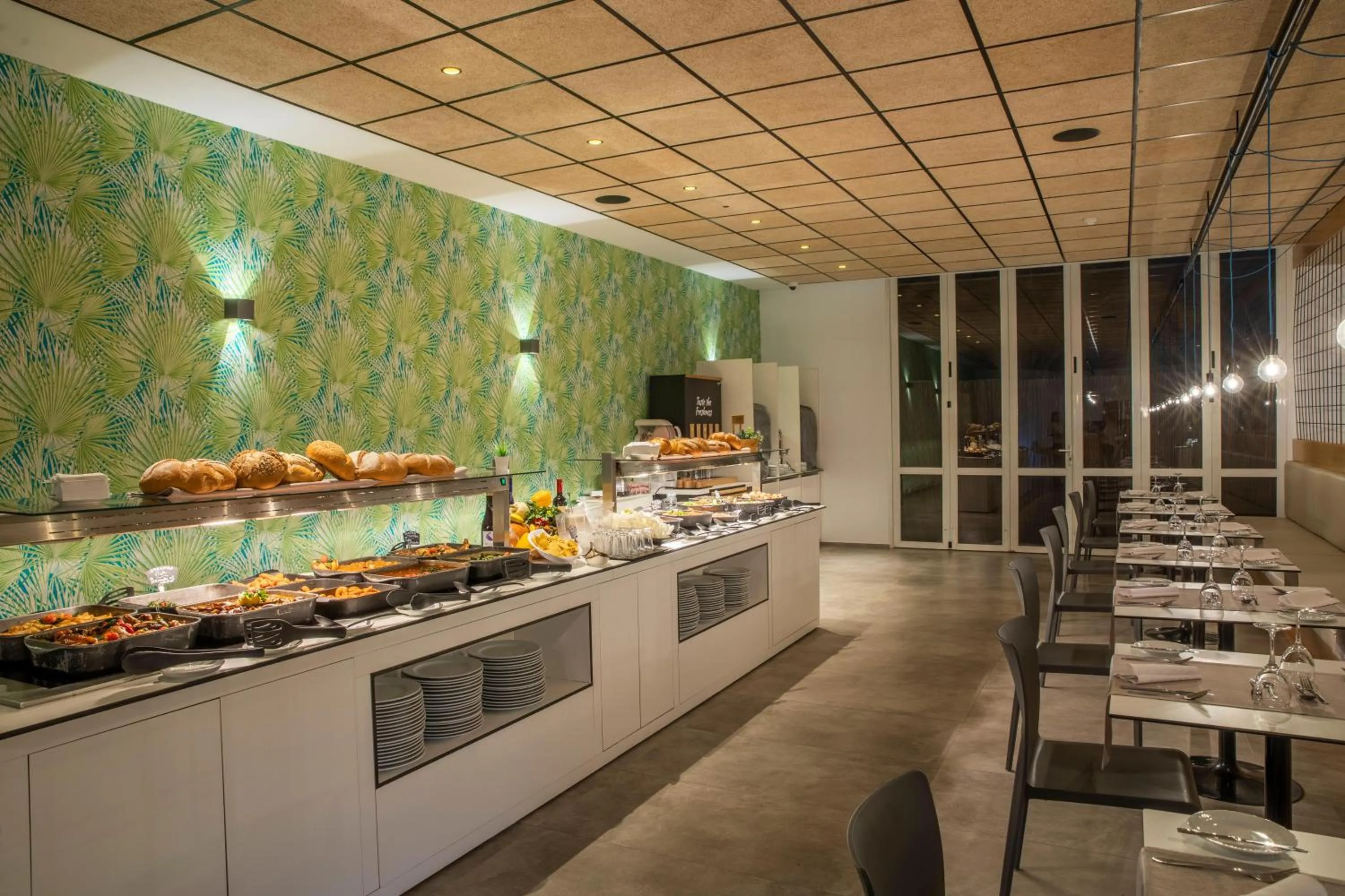 Restaurant/places to eat in Oasis Lanz Beach Mate