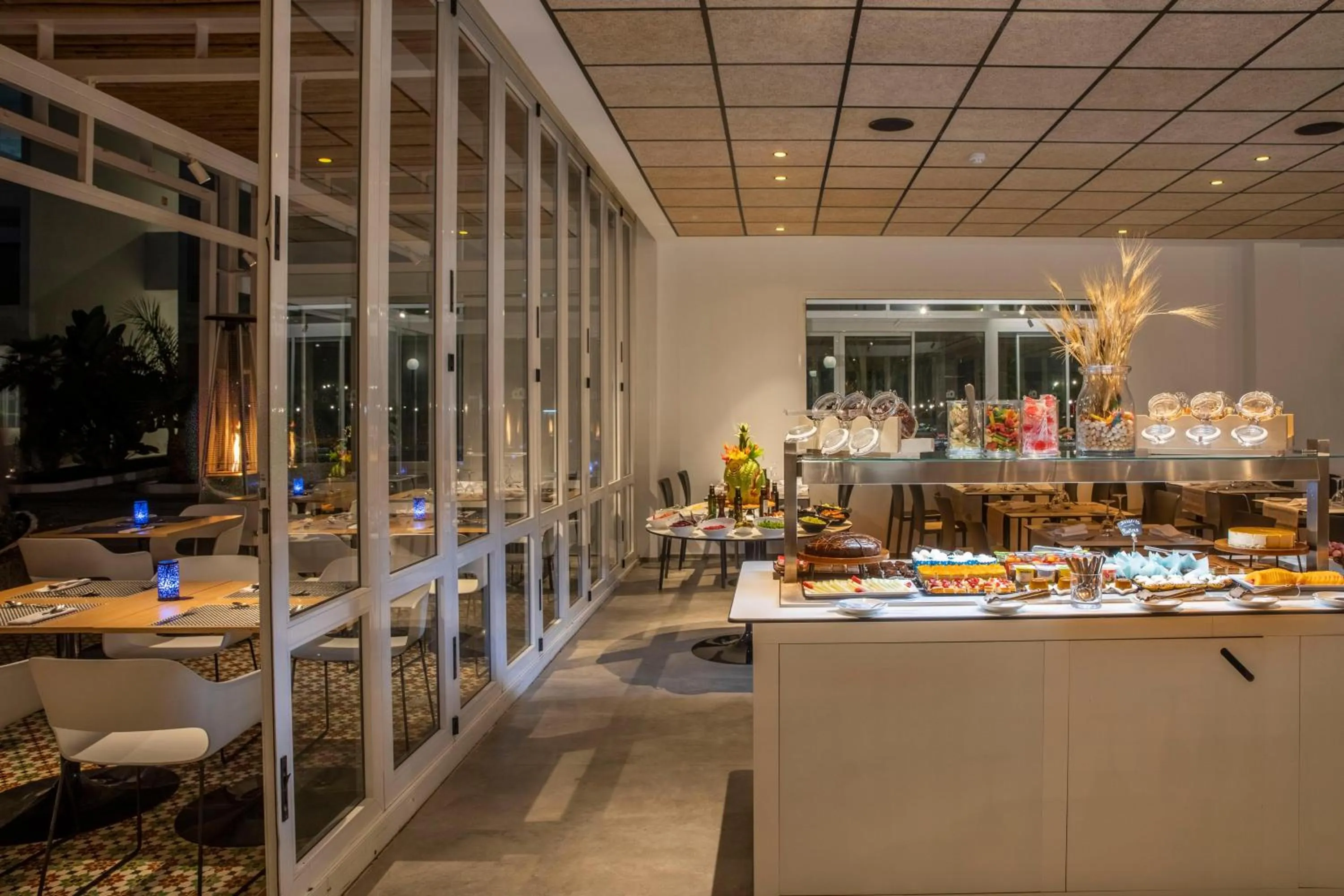 Restaurant/places to eat in Oasis Lanz Beach Mate