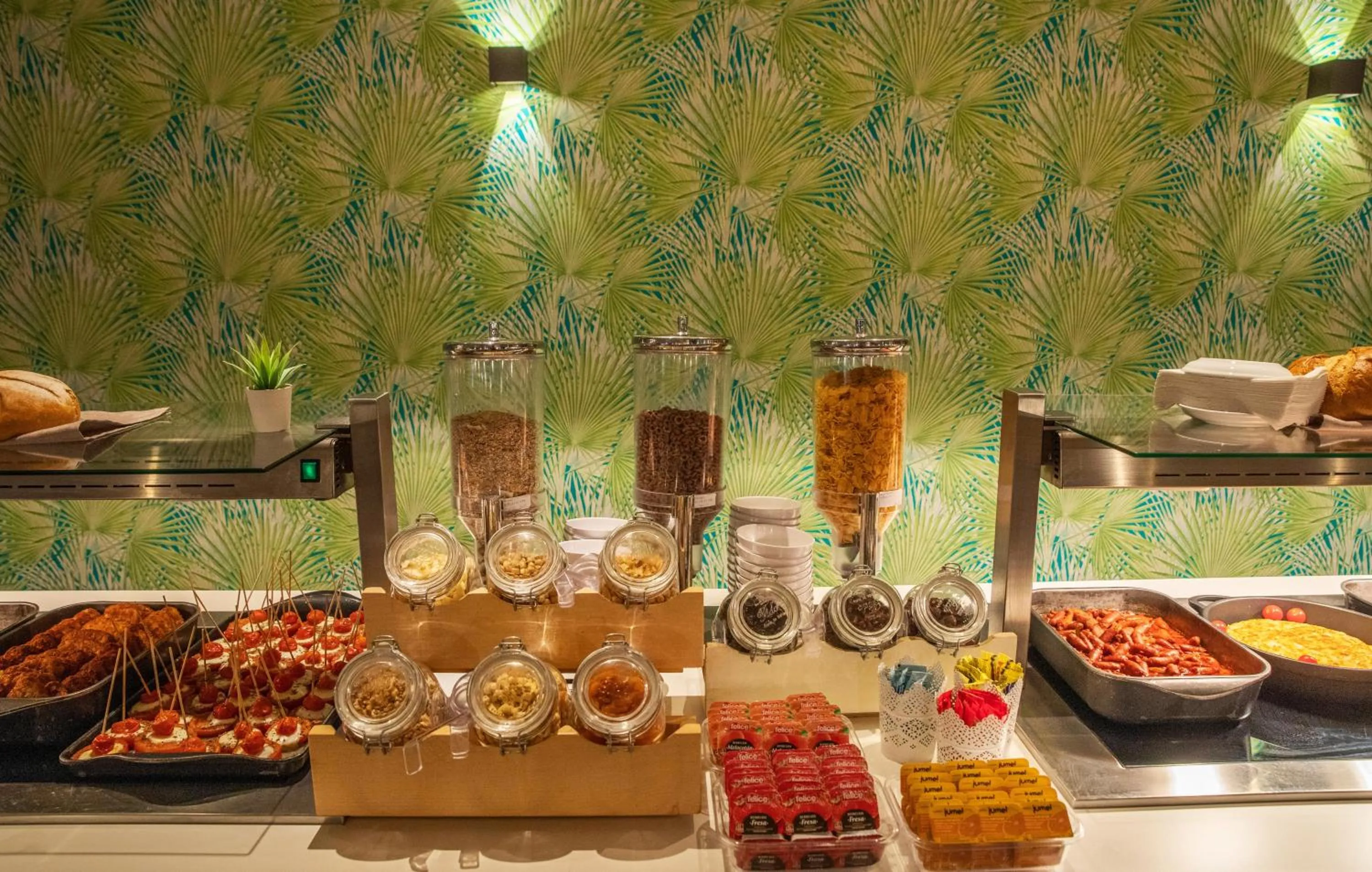 Restaurant/places to eat in Oasis Lanz Beach Mate