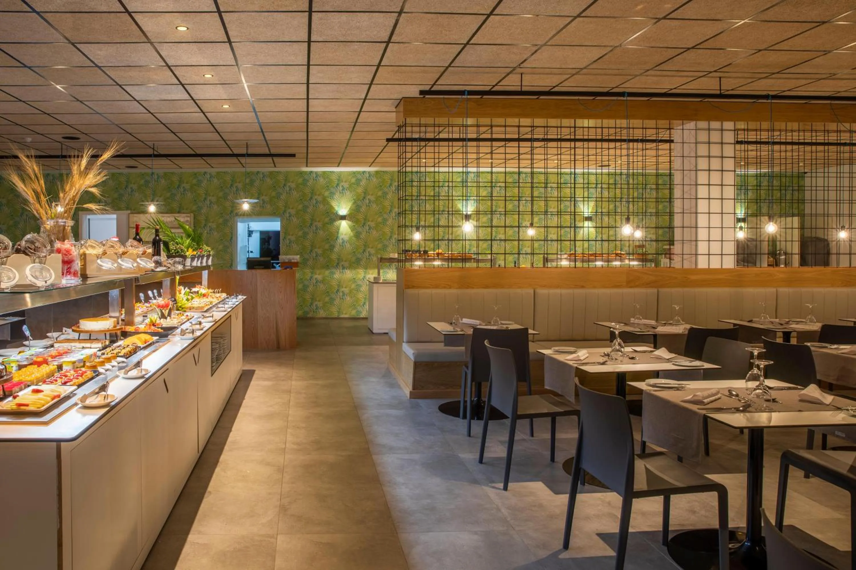 Restaurant/places to eat in Oasis Lanz Beach Mate