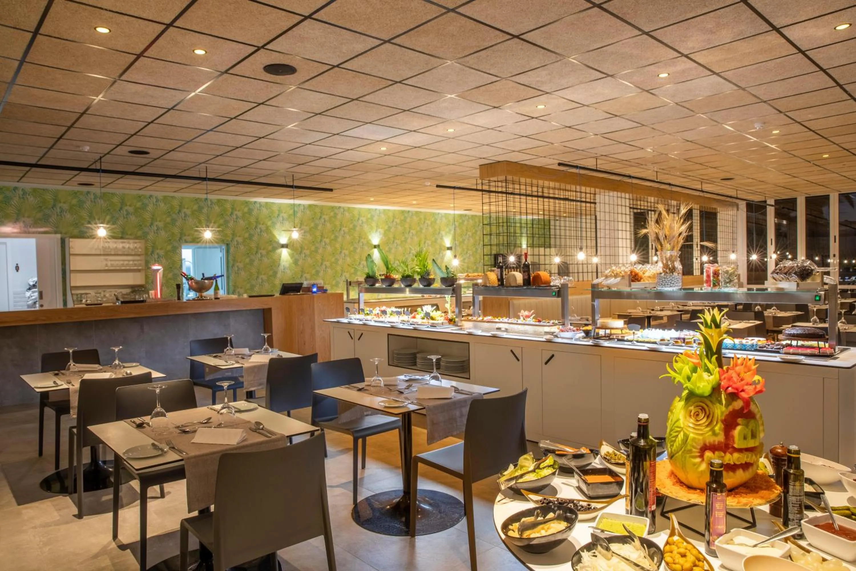 Restaurant/places to eat in Oasis Lanz Beach Mate