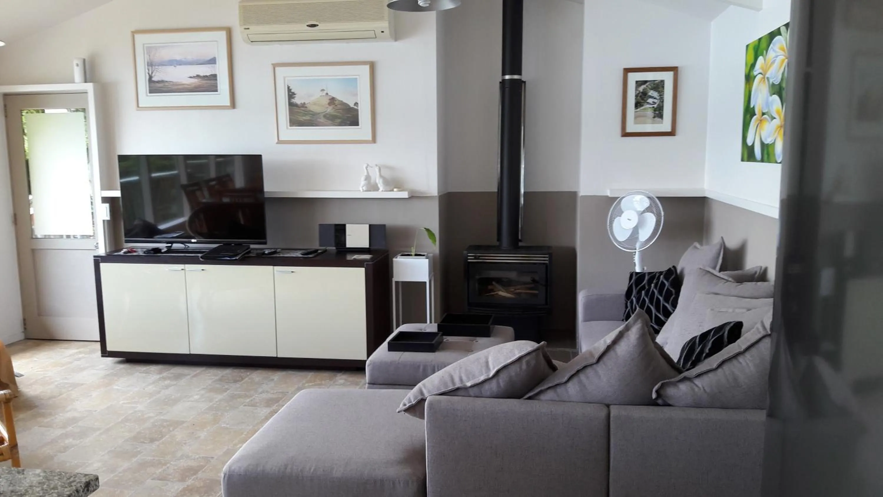 Water's Edge Holiday Home