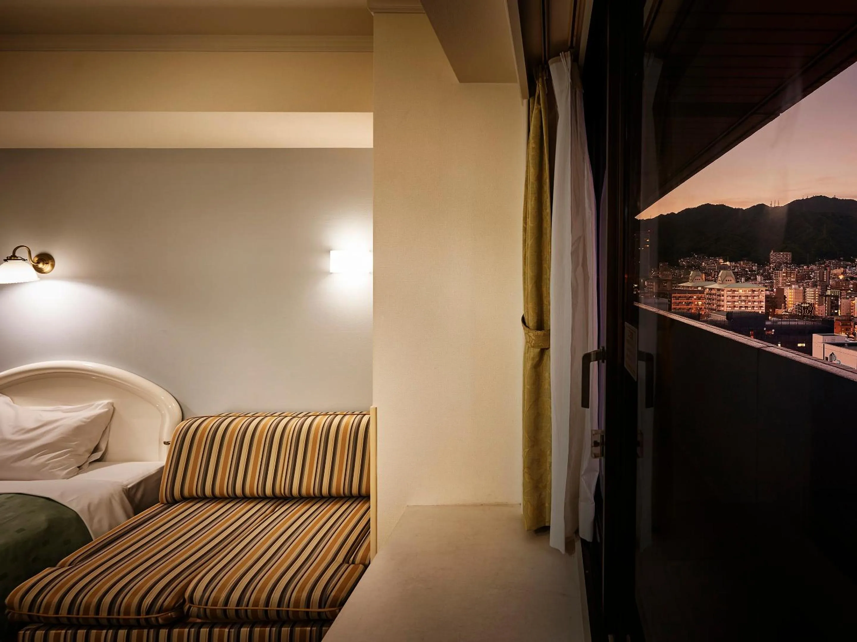 View (from property/room), Bed in Kobe Sannomiya Union Hotel