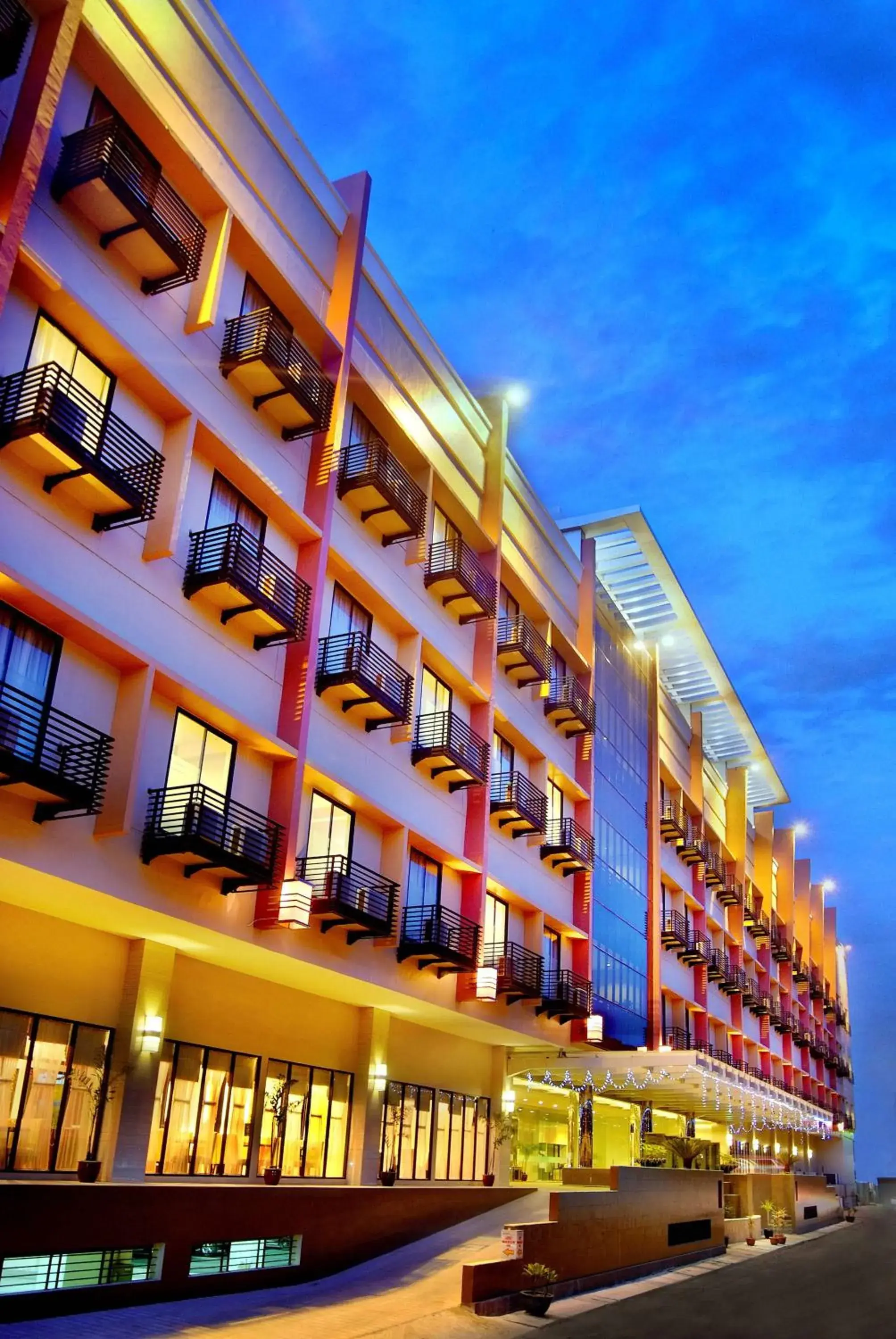Facade/entrance in Aston Pontianak Hotel and Convention Center Facade/entrance in Aston Pontianak Hotel and Convention Center