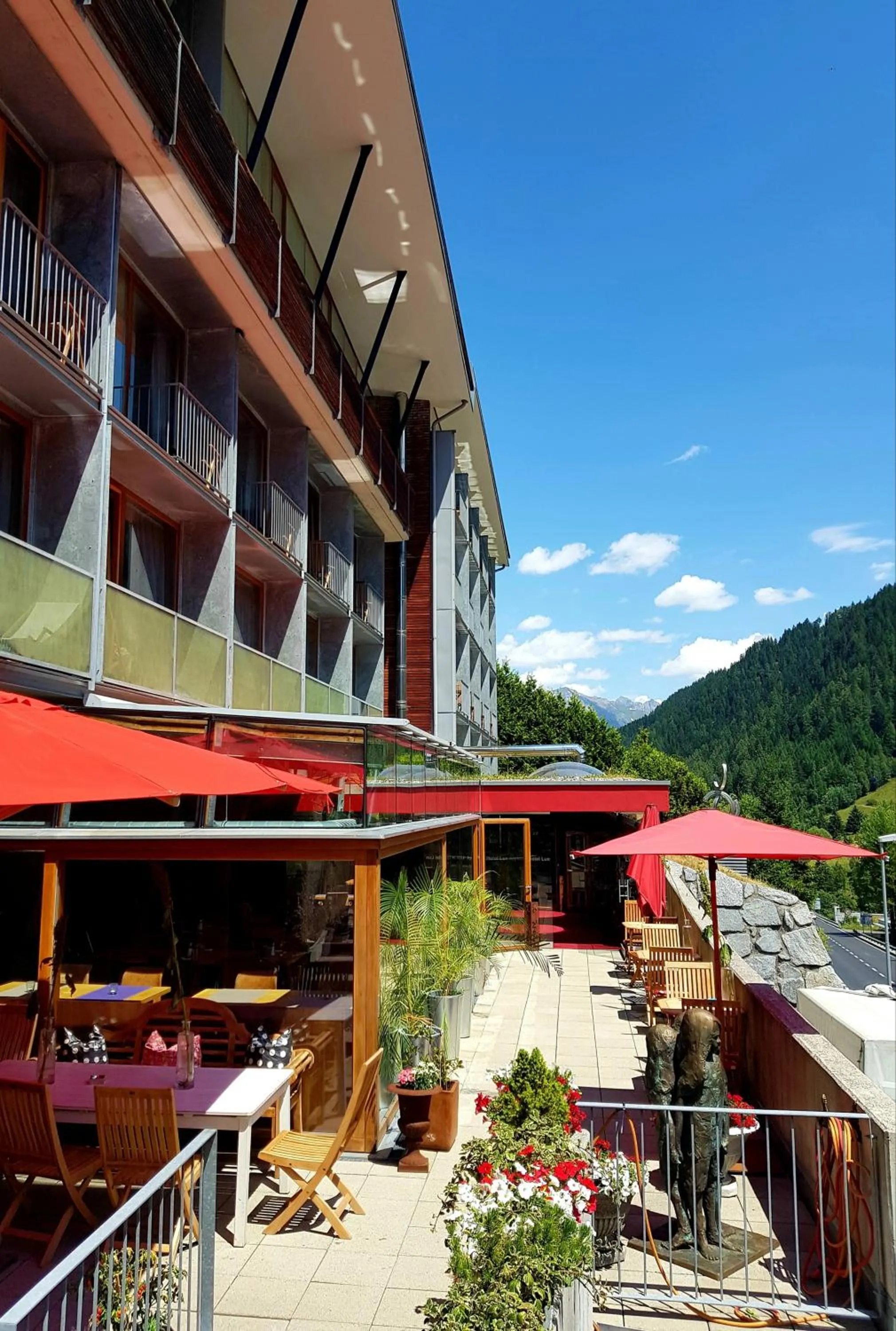 Facade/entrance in "Quality Hosts Arlberg" Hotel Lux Alpinae