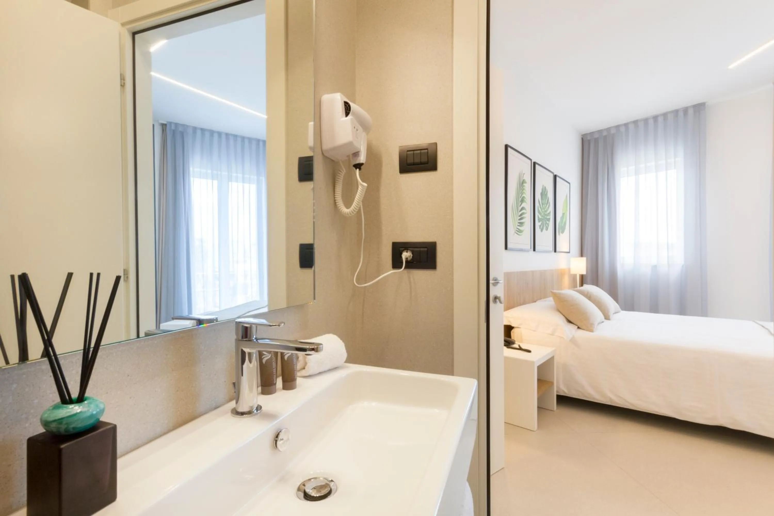 Bathroom, Bed in Hotel Bellavista - Boutique Hotel