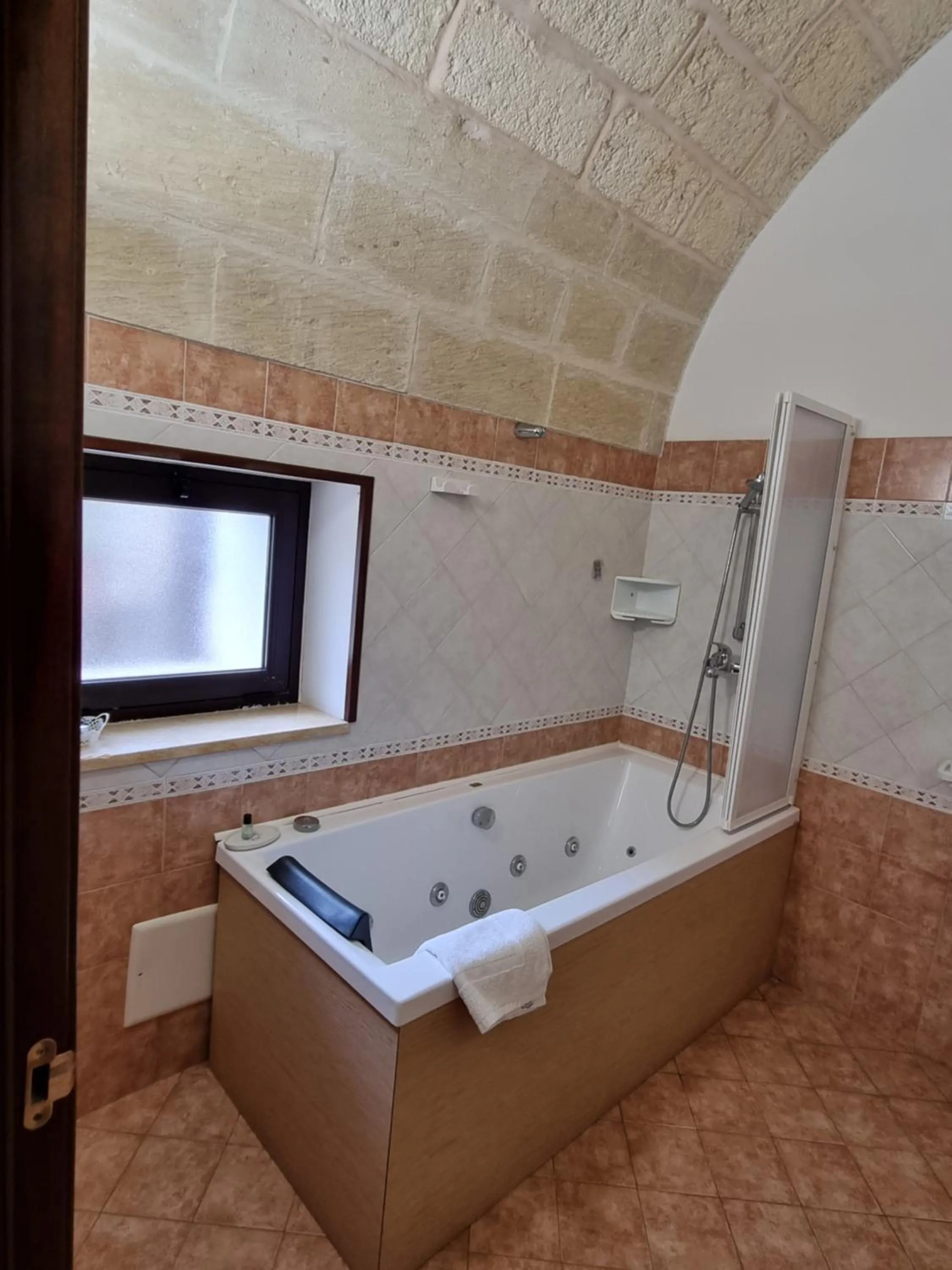 Hot Tub in Villa Papaleo B&B