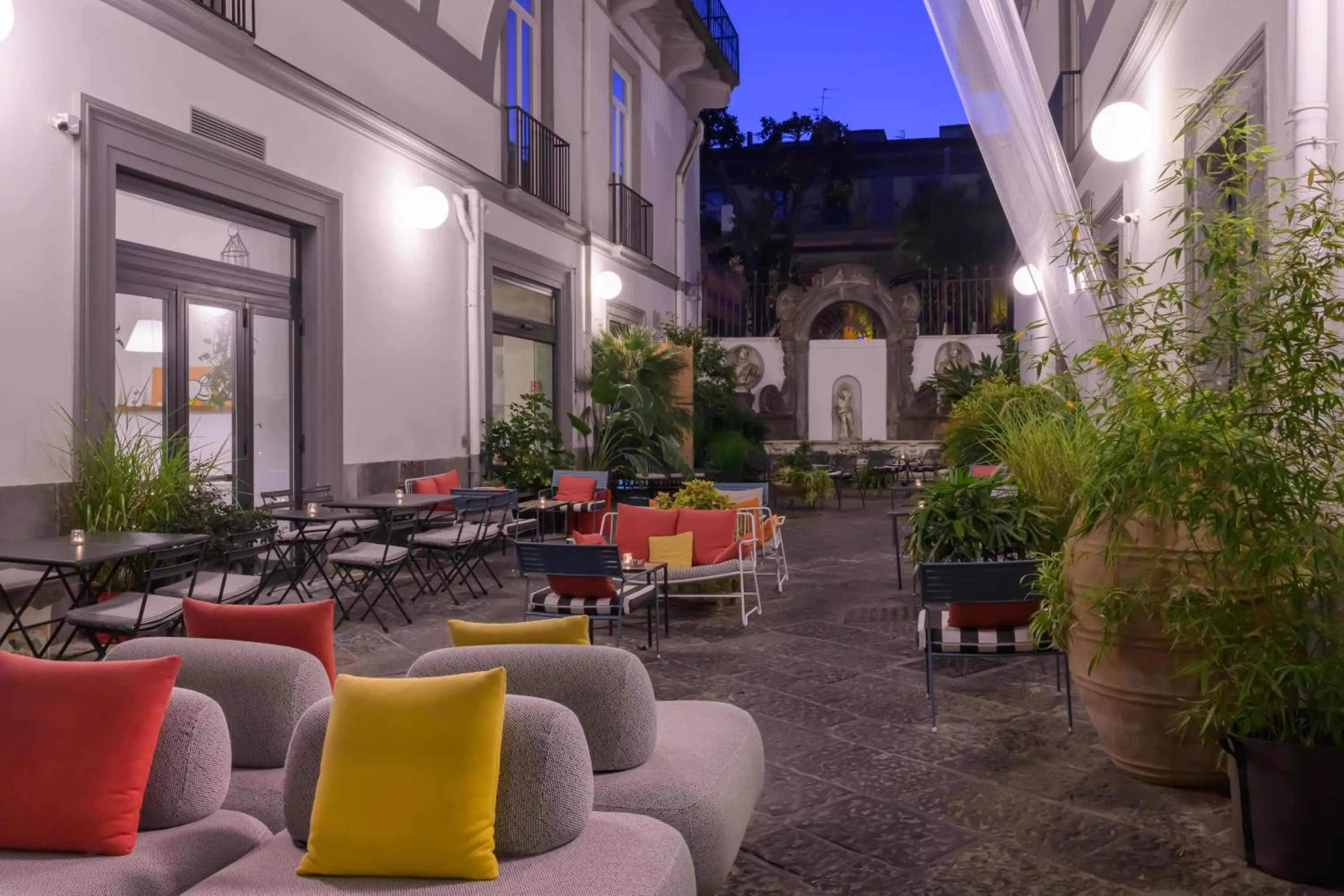 Inner courtyard view in Hotel Piazza Bellini & Apartments