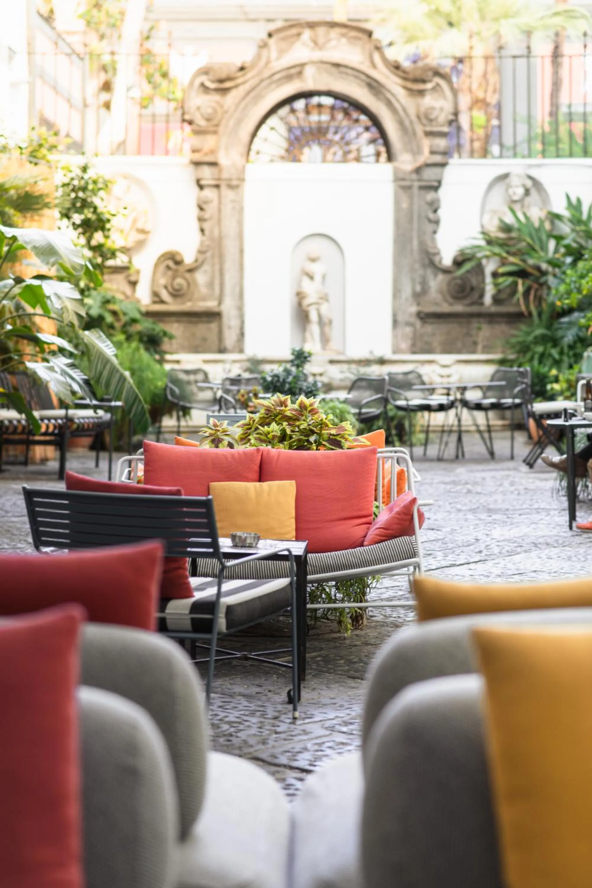 Inner courtyard view in Hotel Piazza Bellini & Apartments