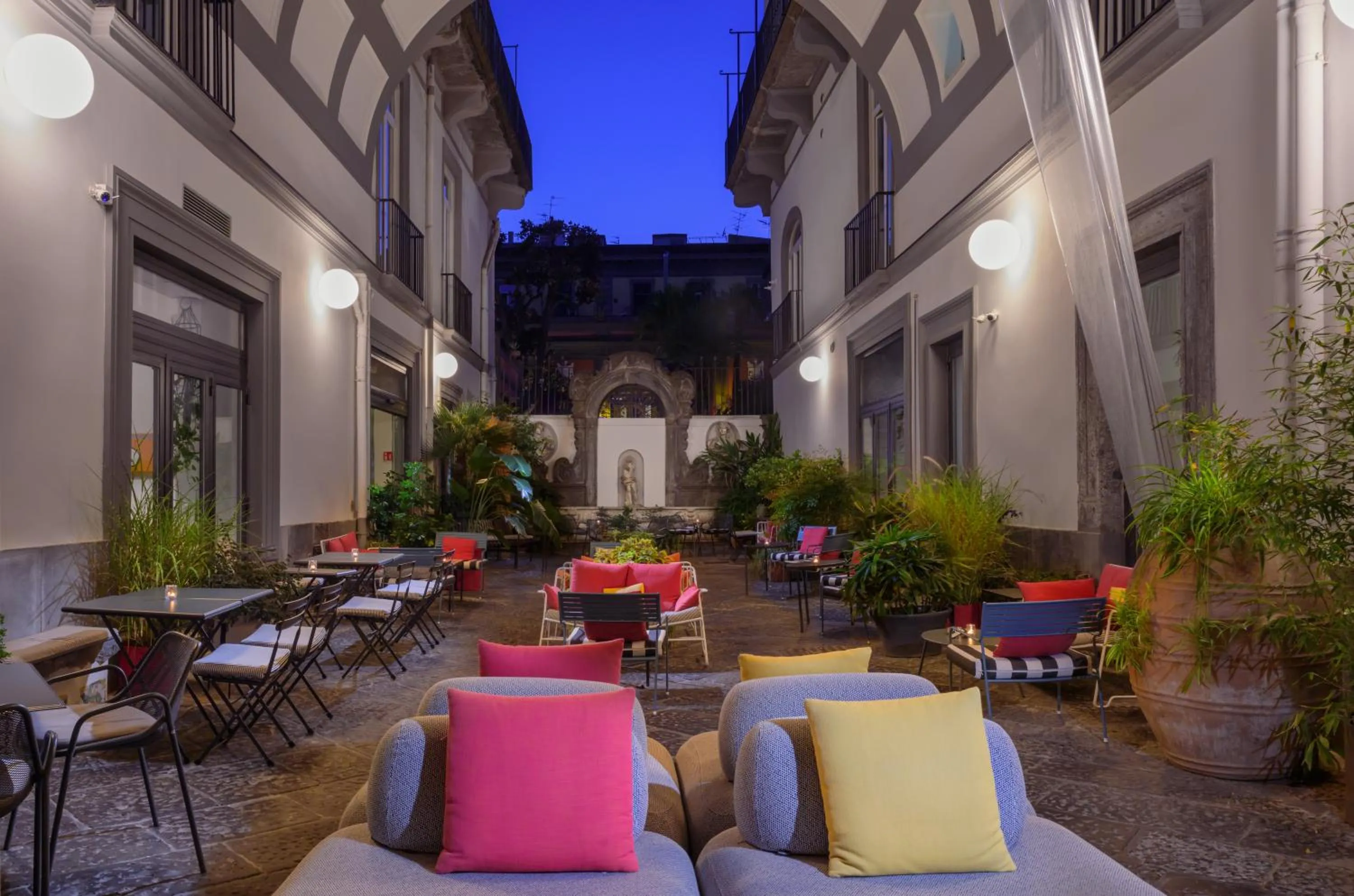 Inner courtyard view in Hotel Piazza Bellini & Apartments