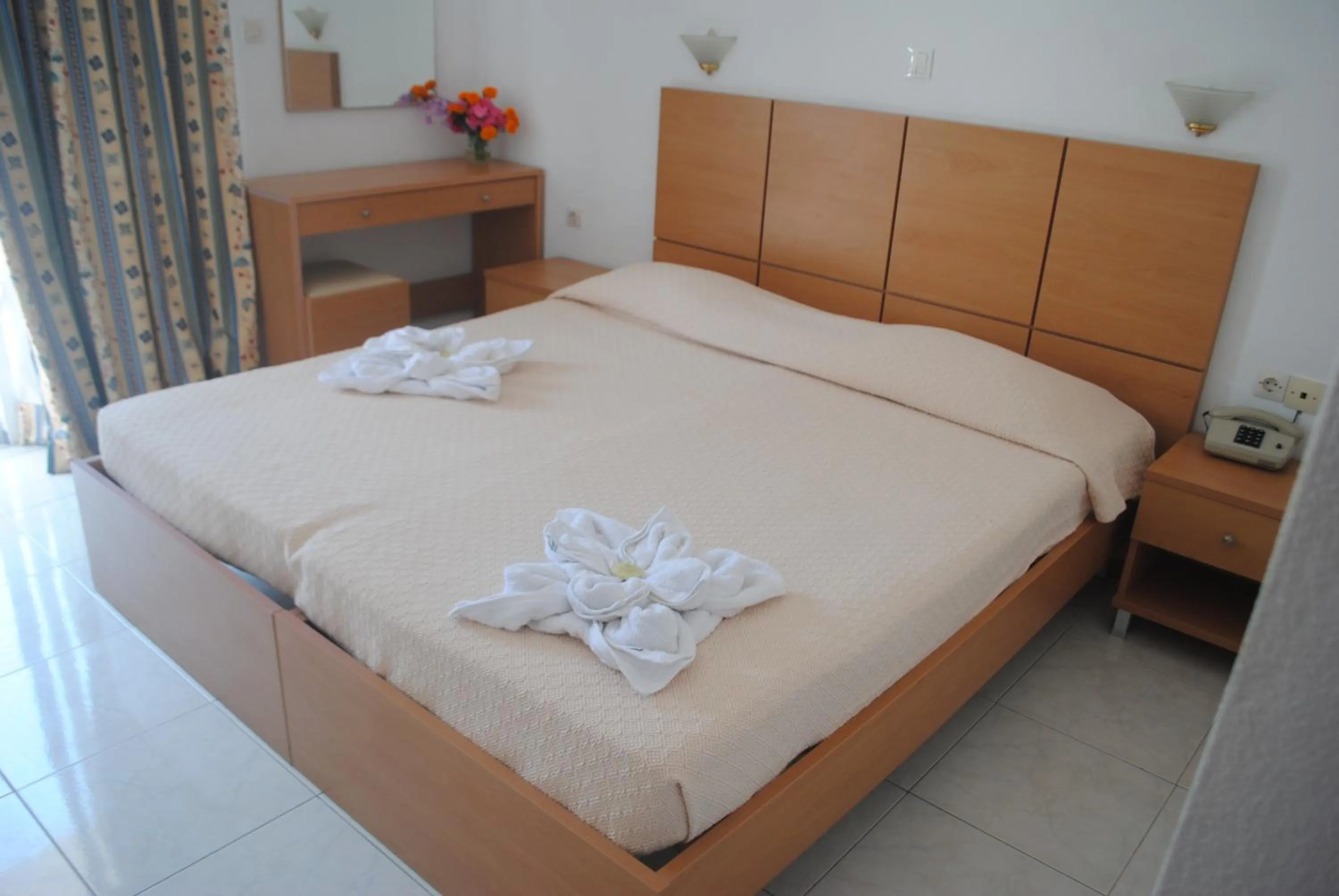 Photo of the whole room, Bed in Summer Dream