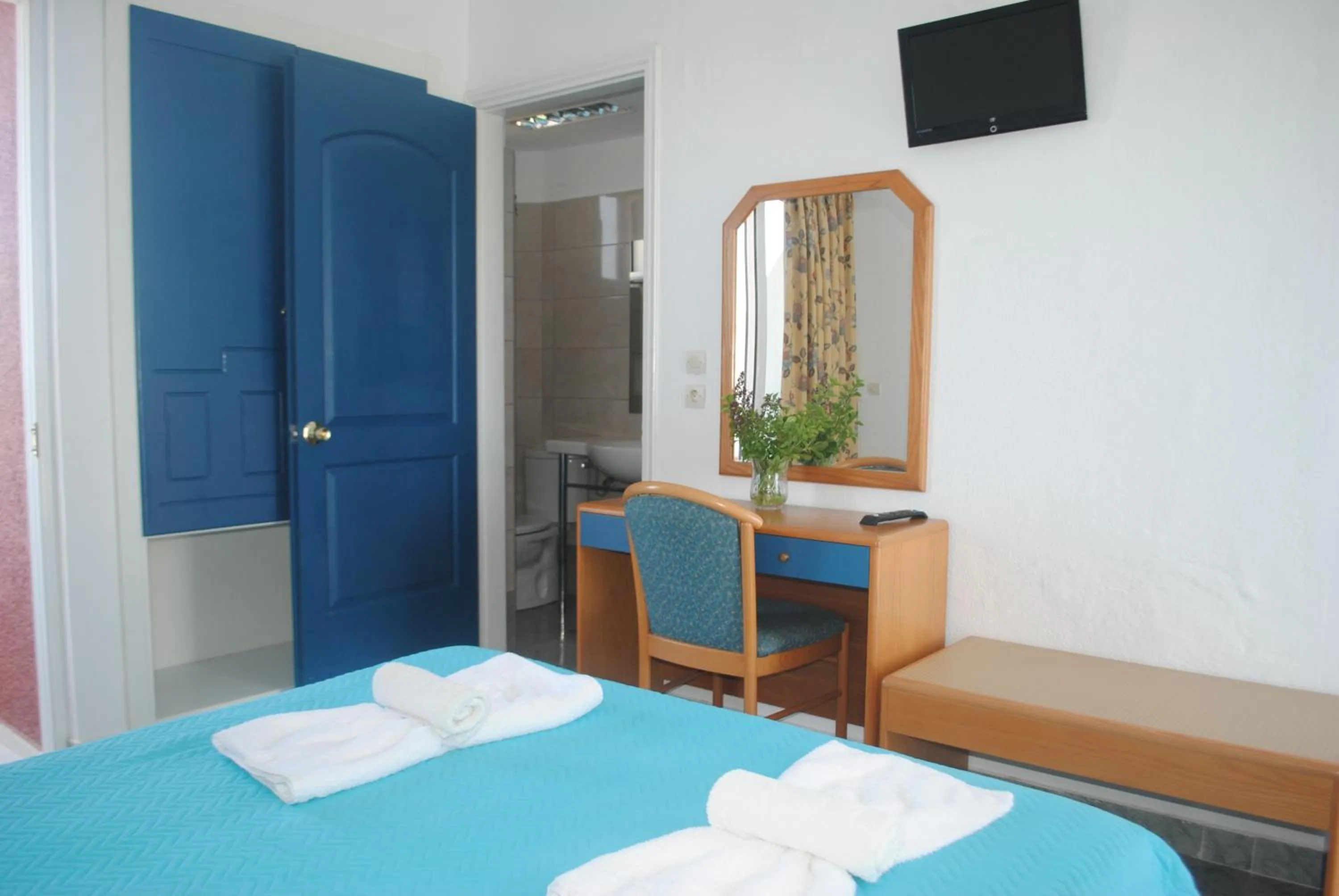 Photo of the whole room, Bed in Summer Dream