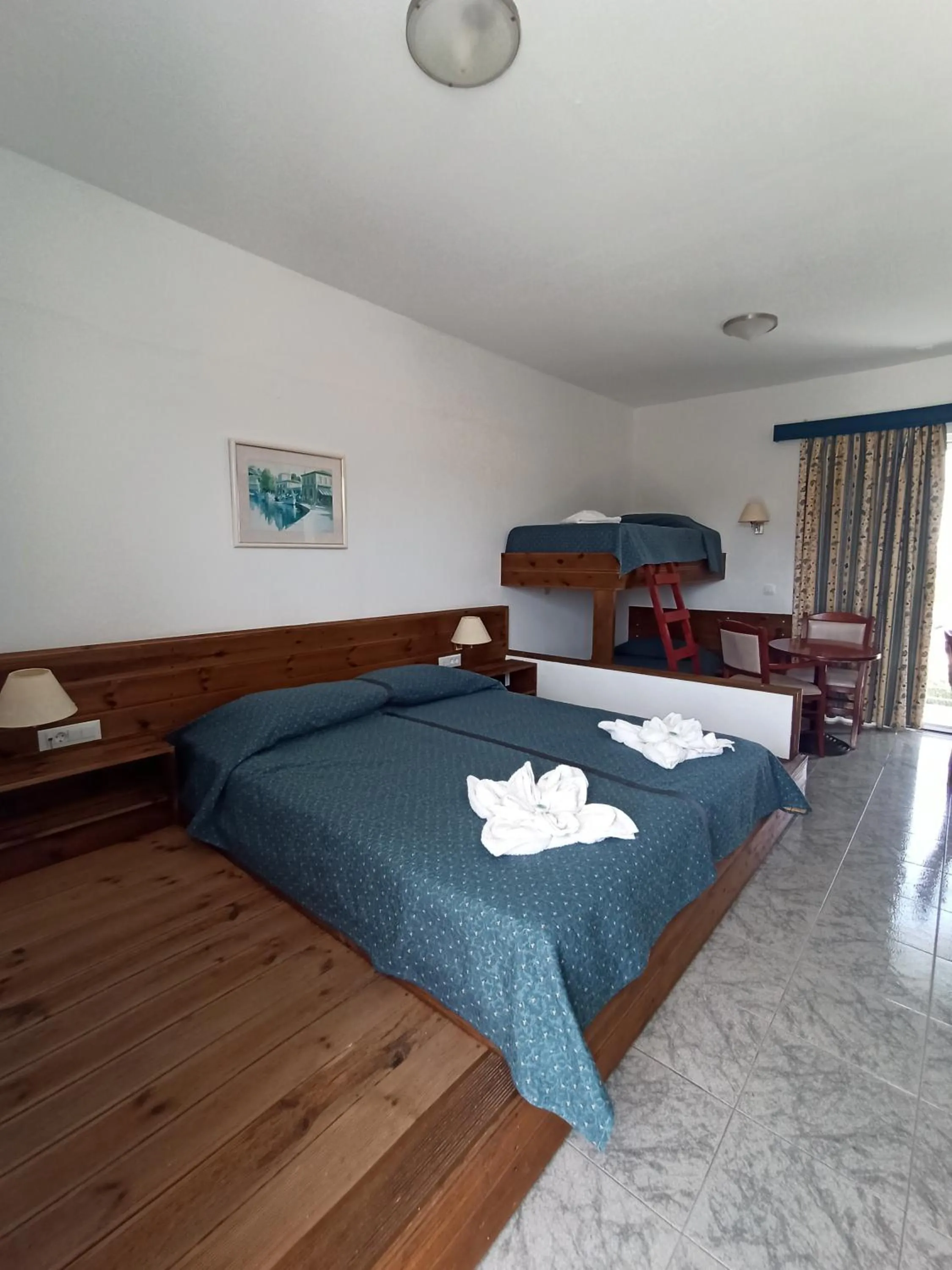 Photo of the whole room, Bed in Summer Dream