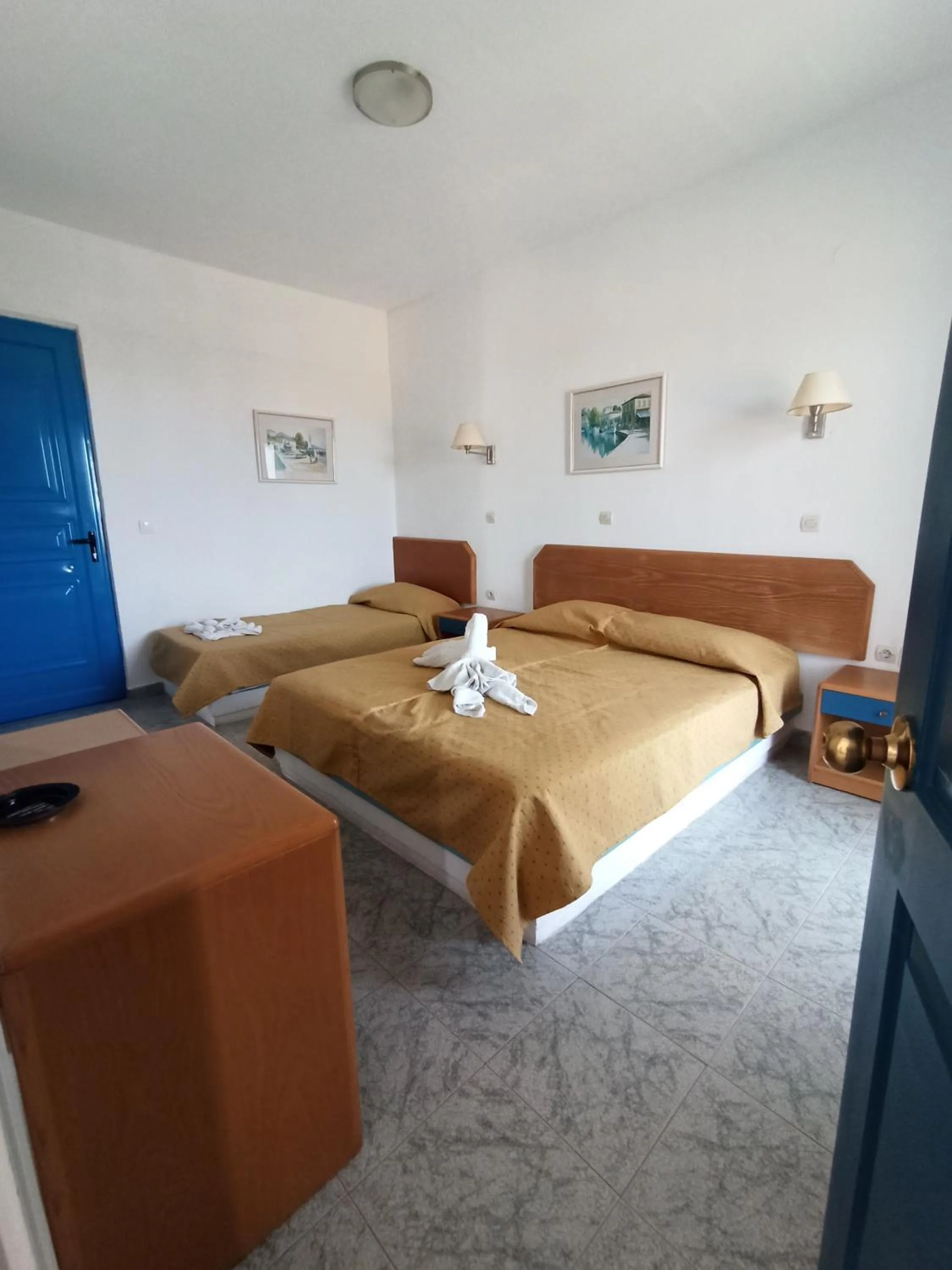 Photo of the whole room, Bed in Summer Dream