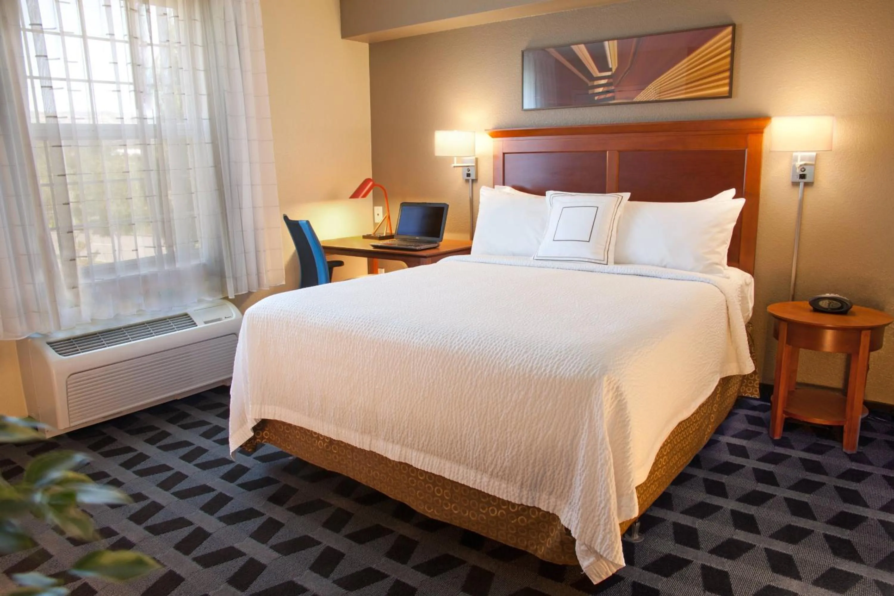 Bedroom, Bed in TownePlace Suites Medford