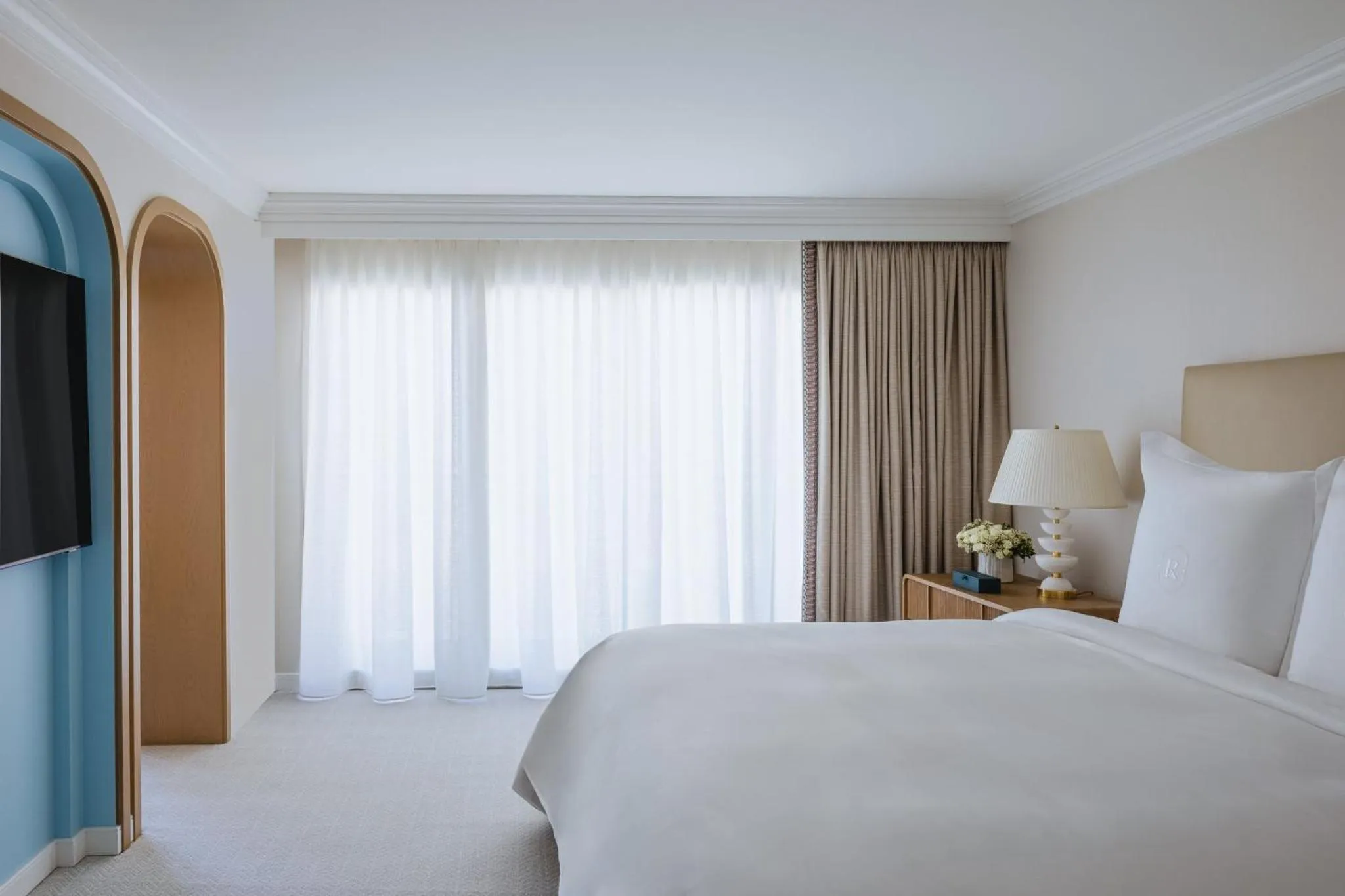 Photo of the whole room, Bed in Regent Santa Monica Beach