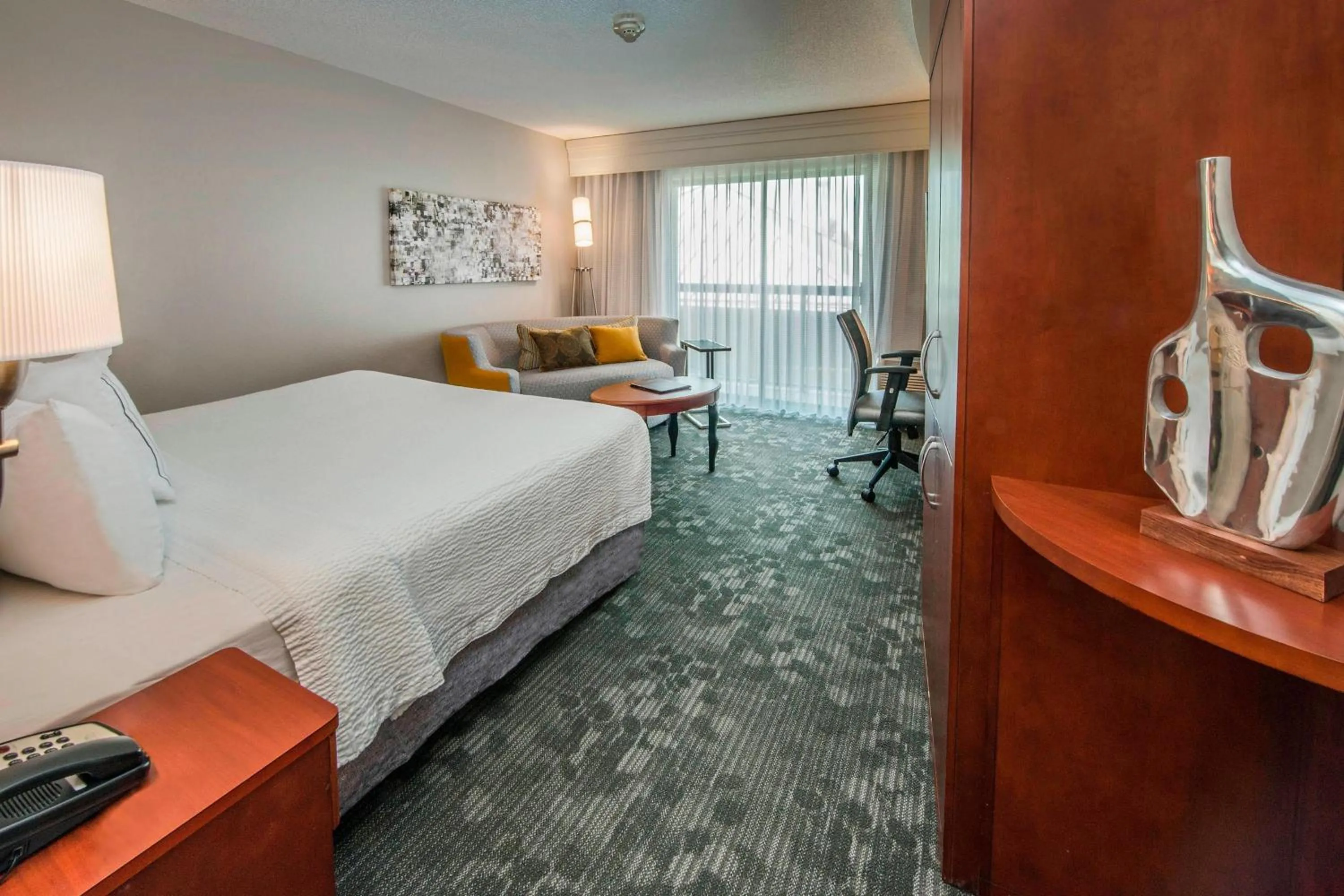 Photo of the whole room, Bed in Courtyard by Marriott Montgomery Prattville