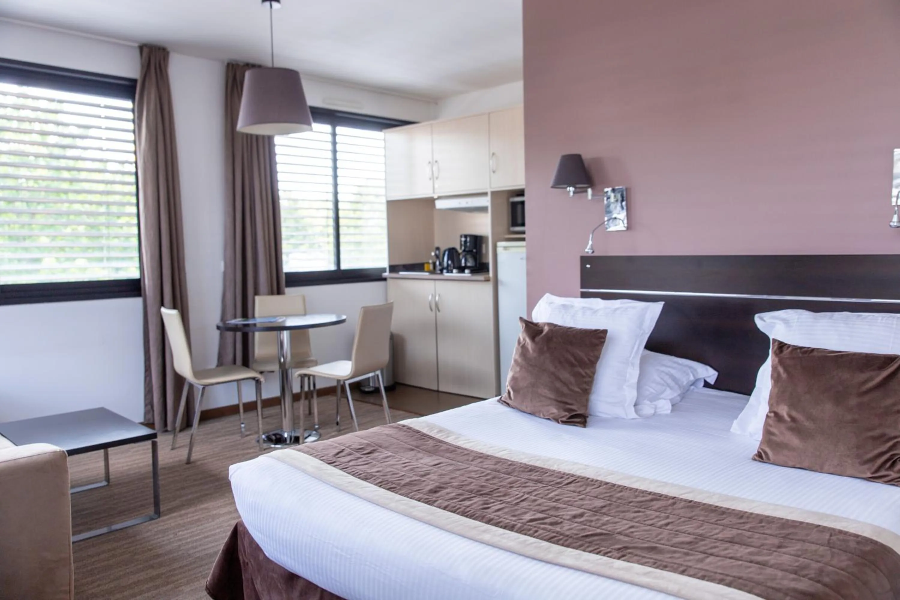 Photo of the whole room, Bed in Zenitude Swiss Apparthotels