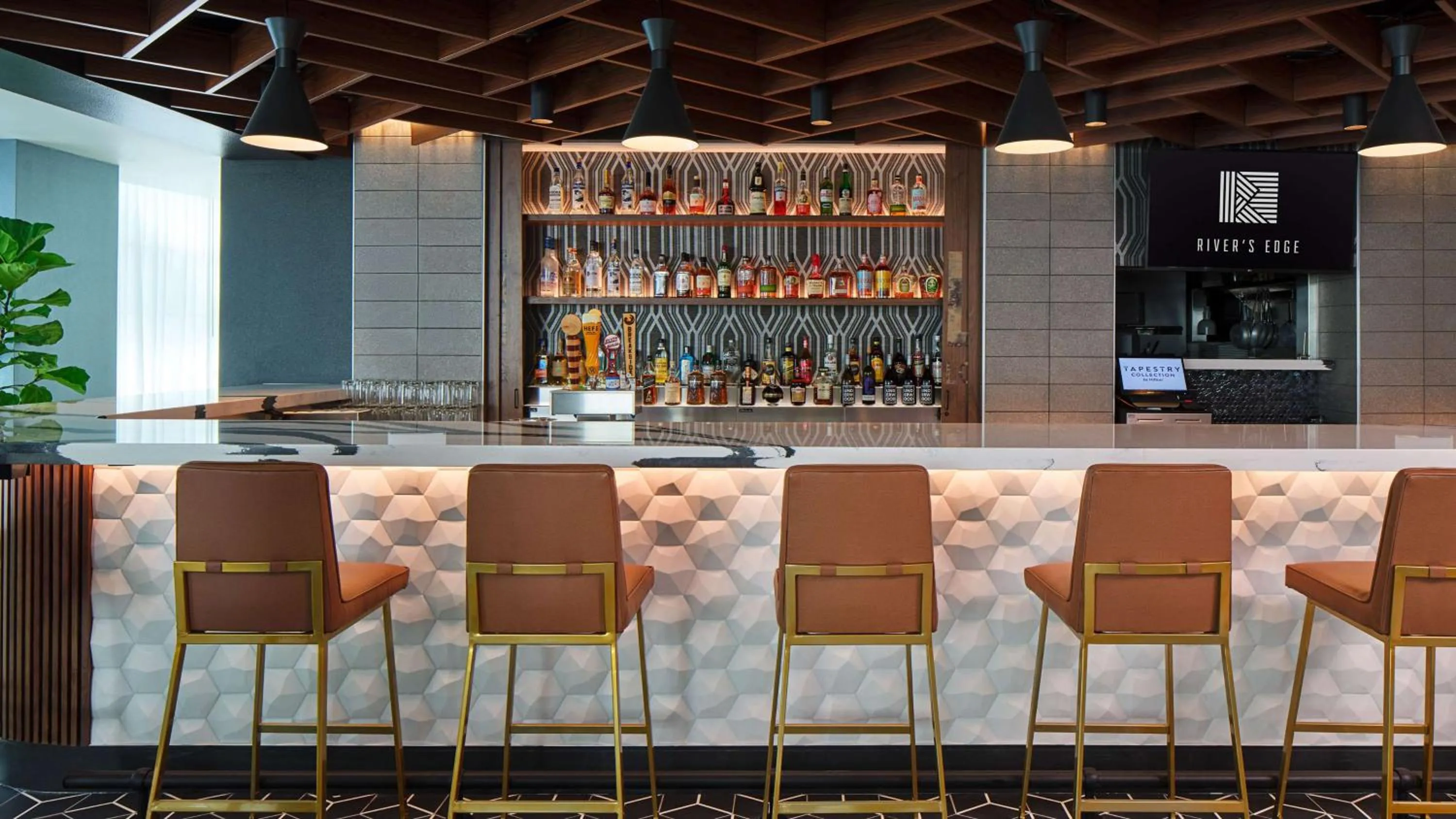 Lounge or bar in River's Edge Hotel Portland, Tapestry Collection by Hilton