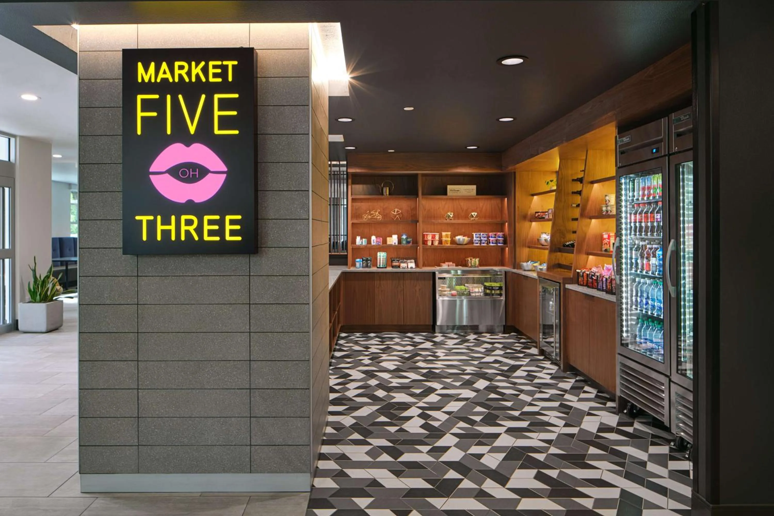 Restaurant/places to eat in River's Edge Hotel Portland, Tapestry Collection by Hilton