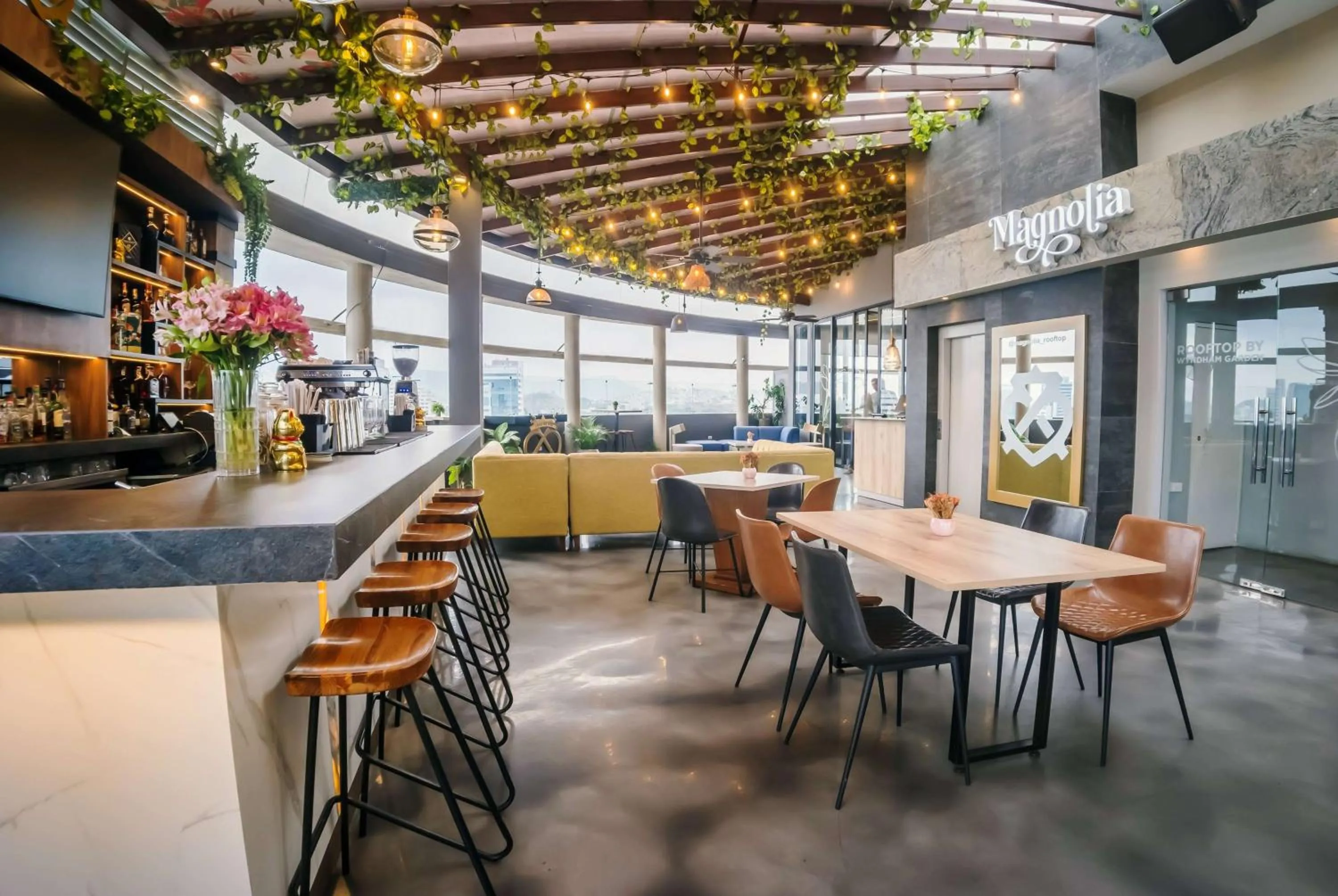 Lounge or bar in Wyndham Garden Guayaquil