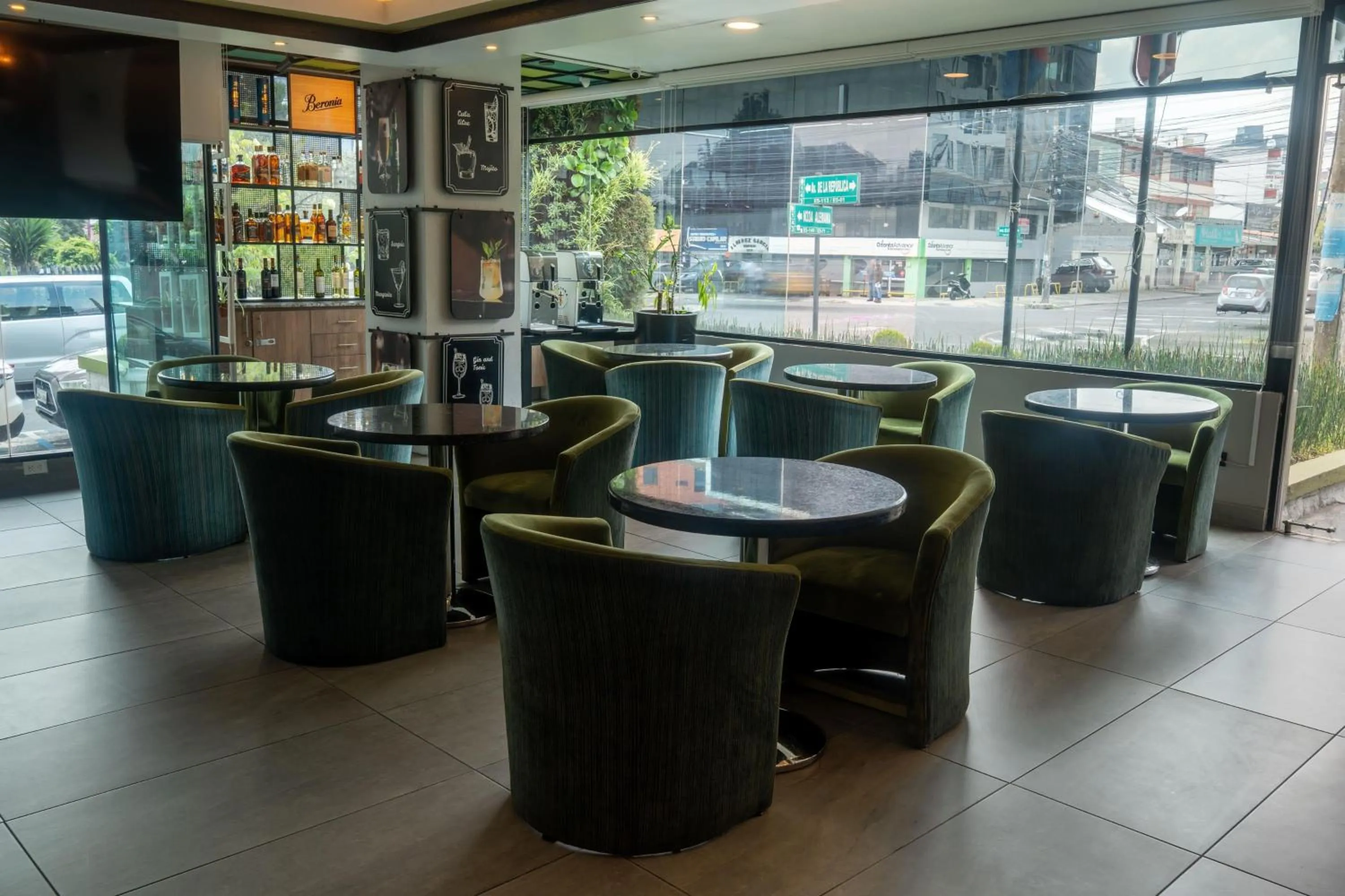 Restaurant/places to eat in Wyndham Garden Quito