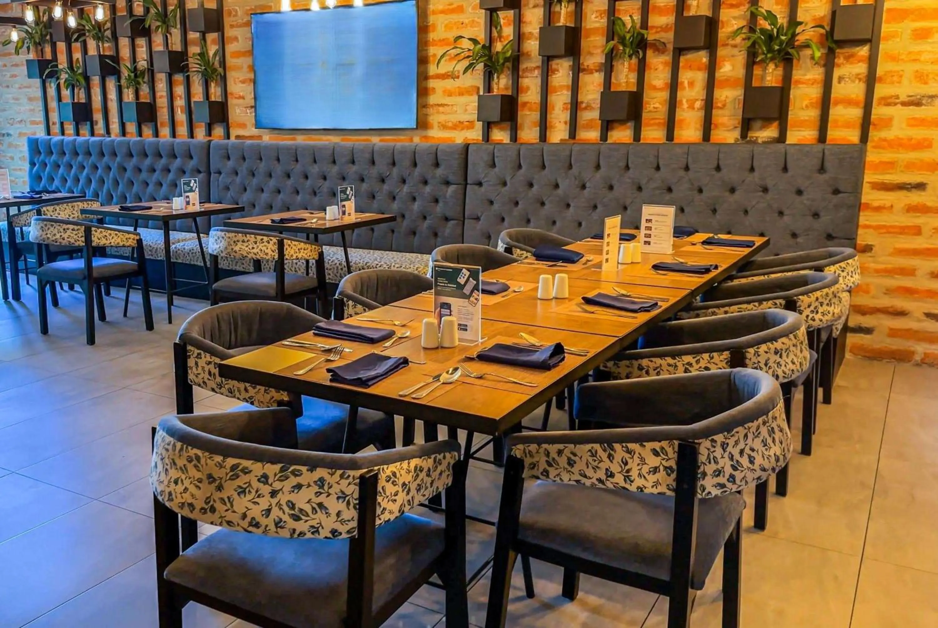 Restaurant/places to eat in Wyndham Garden Quito