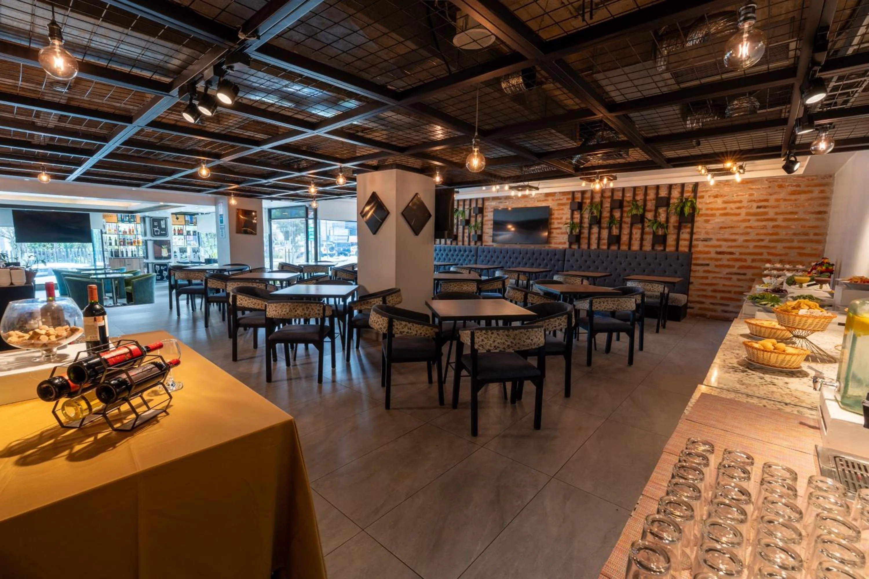 Restaurant/places to eat in Wyndham Garden Quito